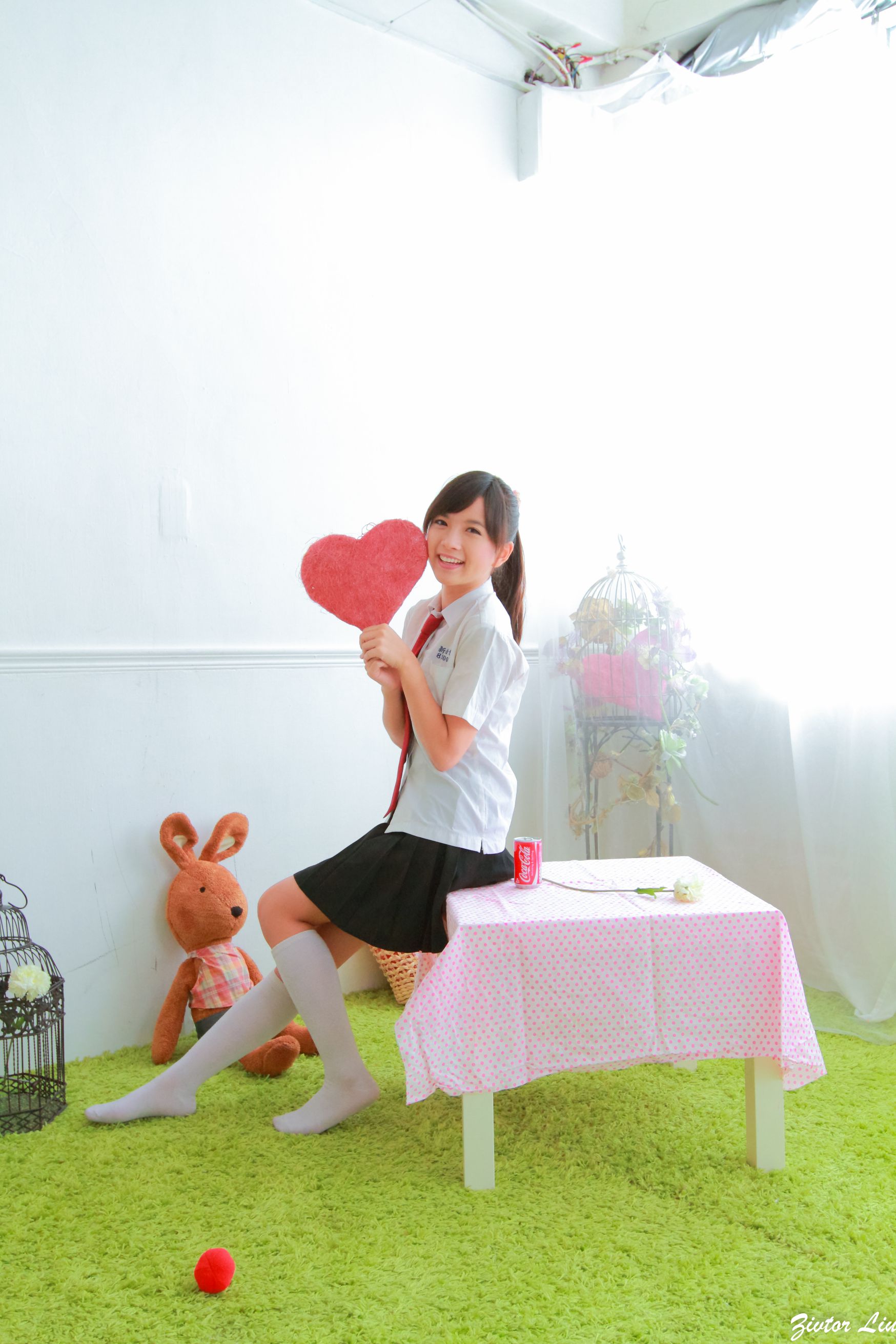 台湾正妹虞成敬Alice《俏皮可爱校服小萝莉》