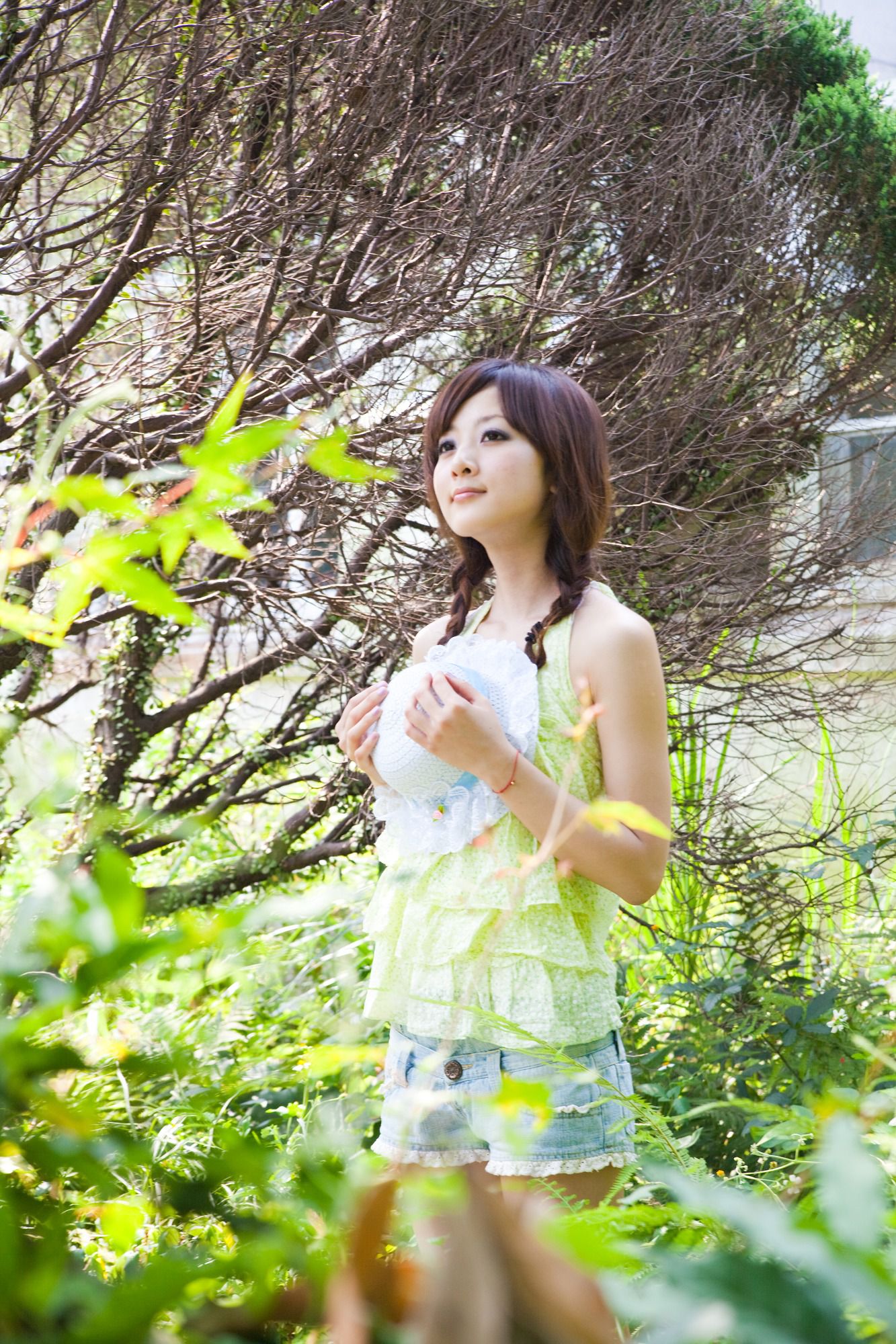 台湾美女果子MM《陽明山美軍宿舍外拍》第2部 