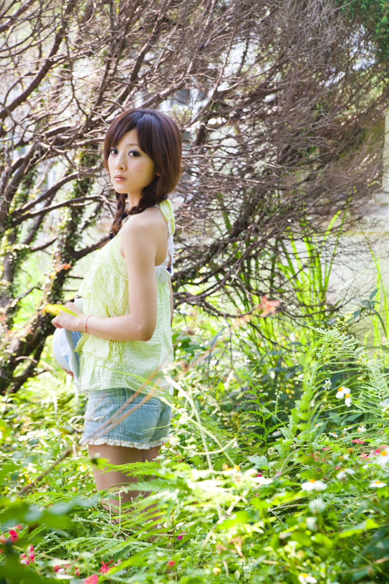 台湾美女果子MM《陽明山美軍宿舍外拍》第2部 