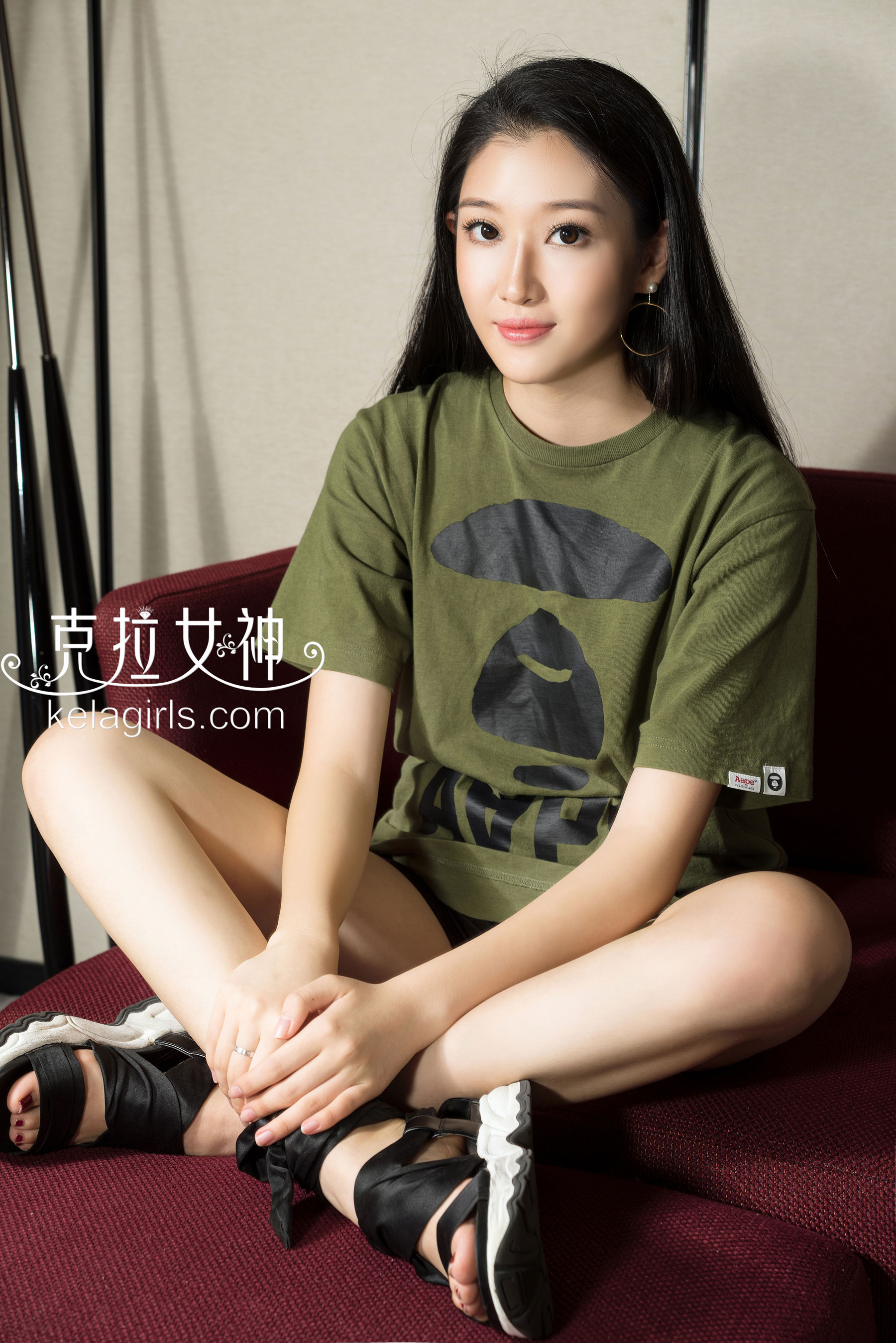 思茹《黑丝衬赤足》 [克拉女神] 