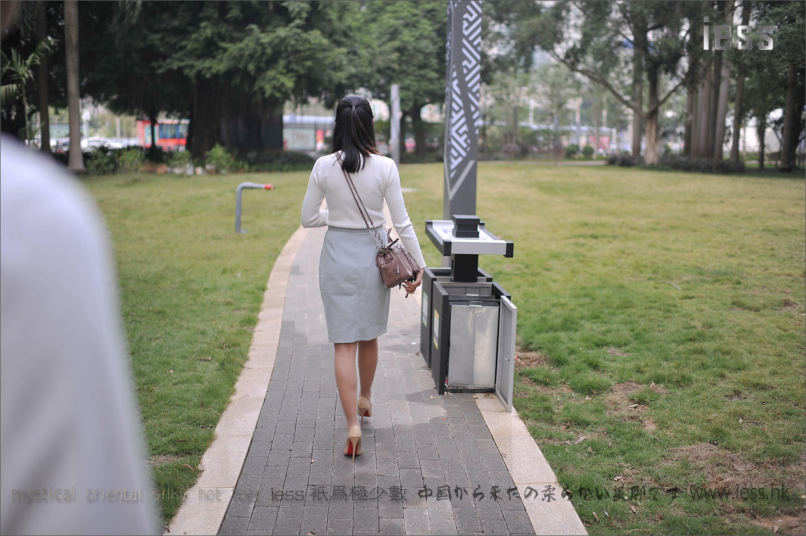 丝足便当127 张馨月《户外丝袜》[IESS异思趣向] 