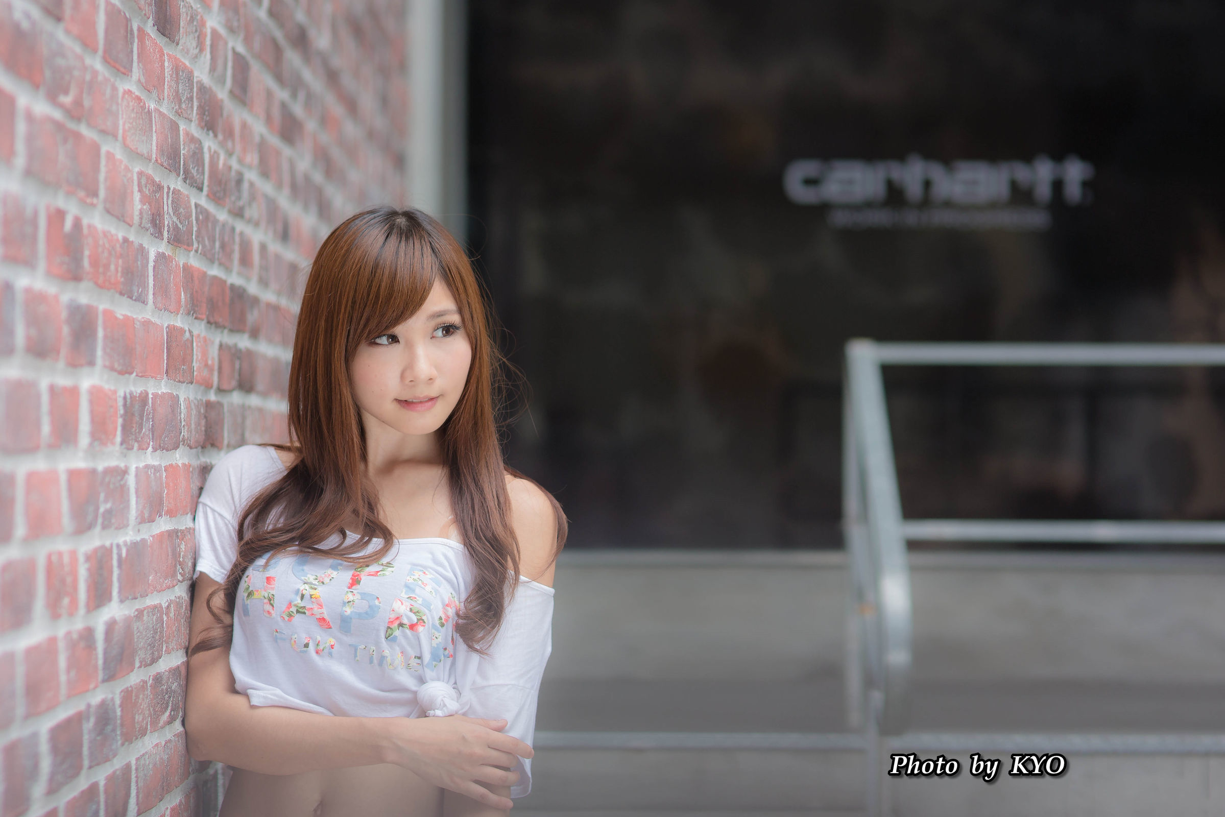 [台湾美女] 張雅筑Chu 綻放 in 忠孝敦化外拍-附唇印签名照