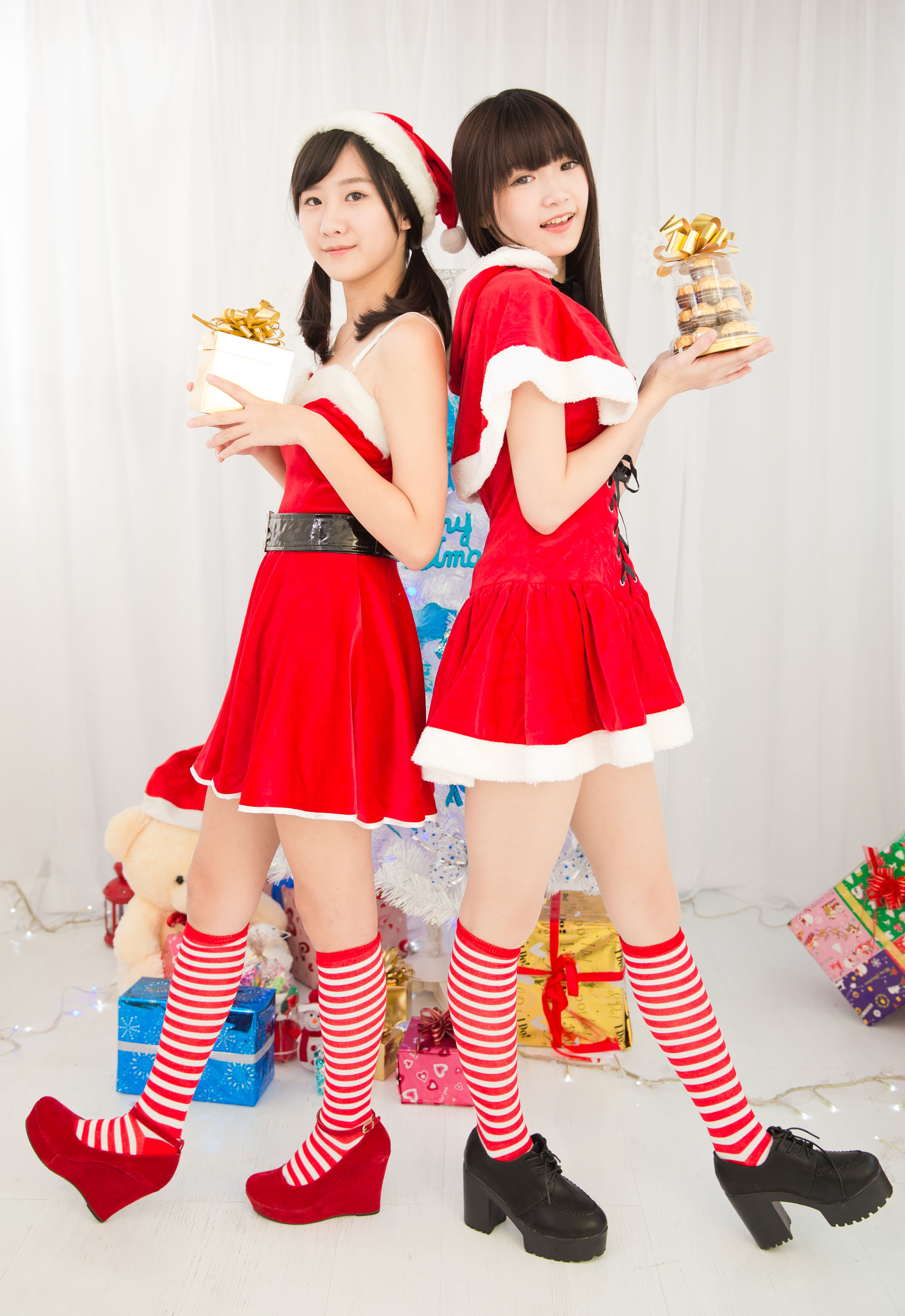 [台湾美女] 李思嫺&崔甜天 圣诞节室拍
