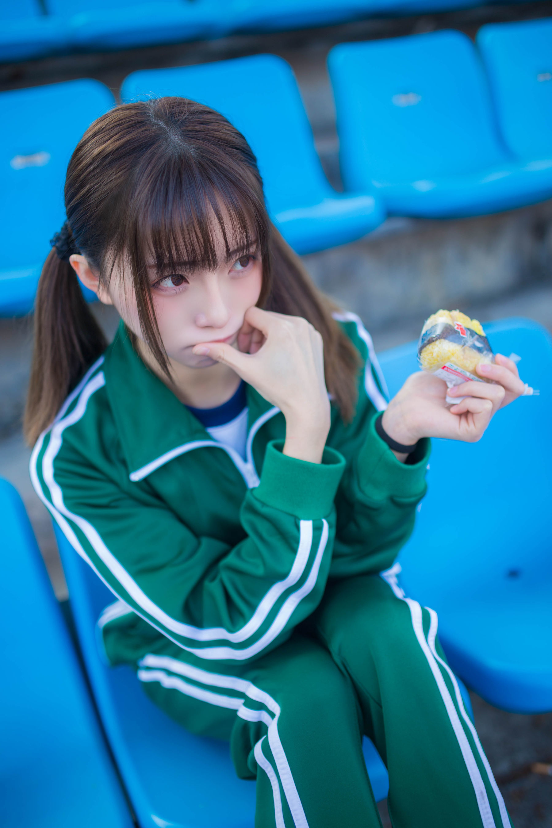 动漫博主Kitaro_绮太郎 绿色运动服女孩