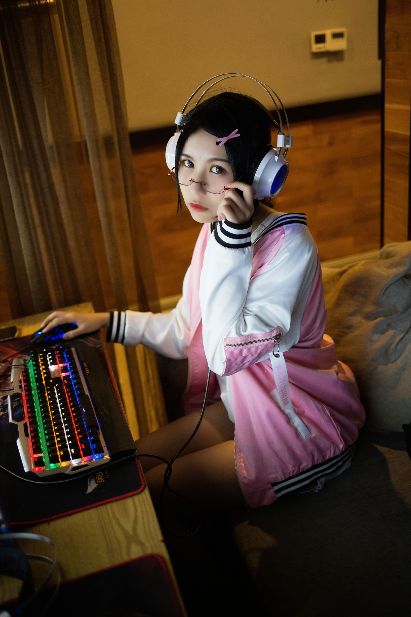 COSER美女逐月su 网吧历险记