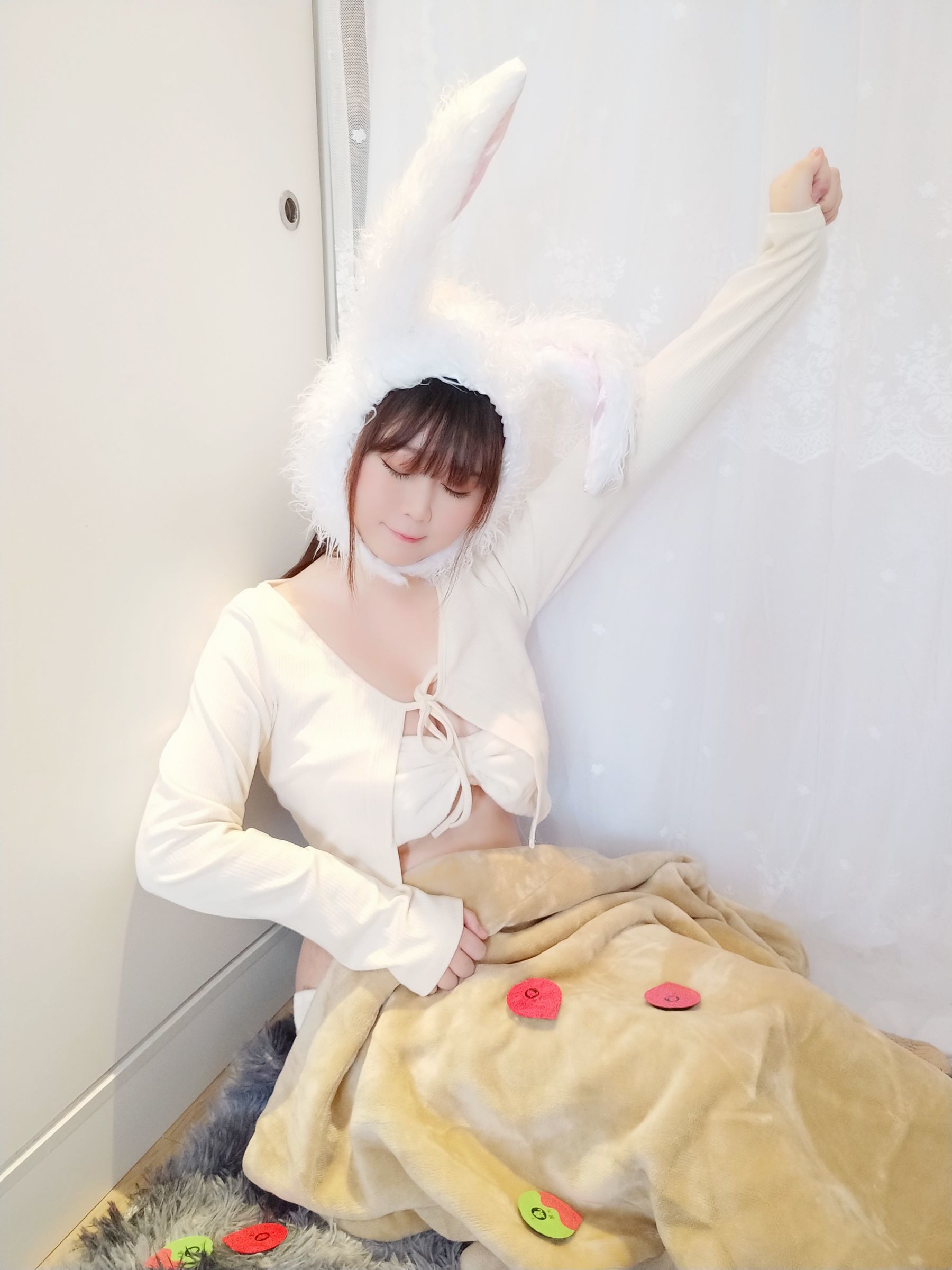 [网红COSER] 蜜桃少女是依酱呀 - 小白兔