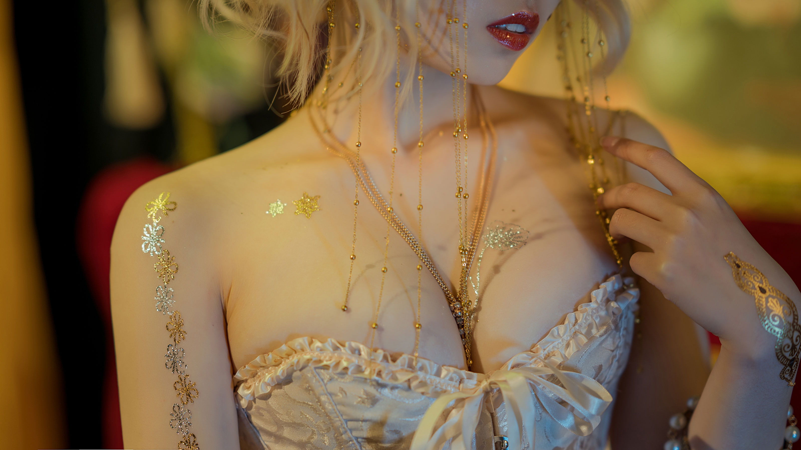 [Cosplay] 七月喵子 - 献上王的冠冕