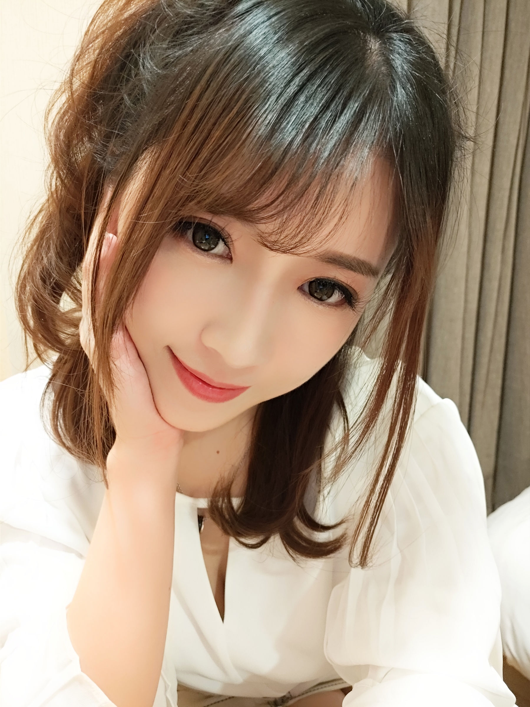 [Cosplay] 斗鱼主播小女巫露娜 - OL风肤色连裤袜
