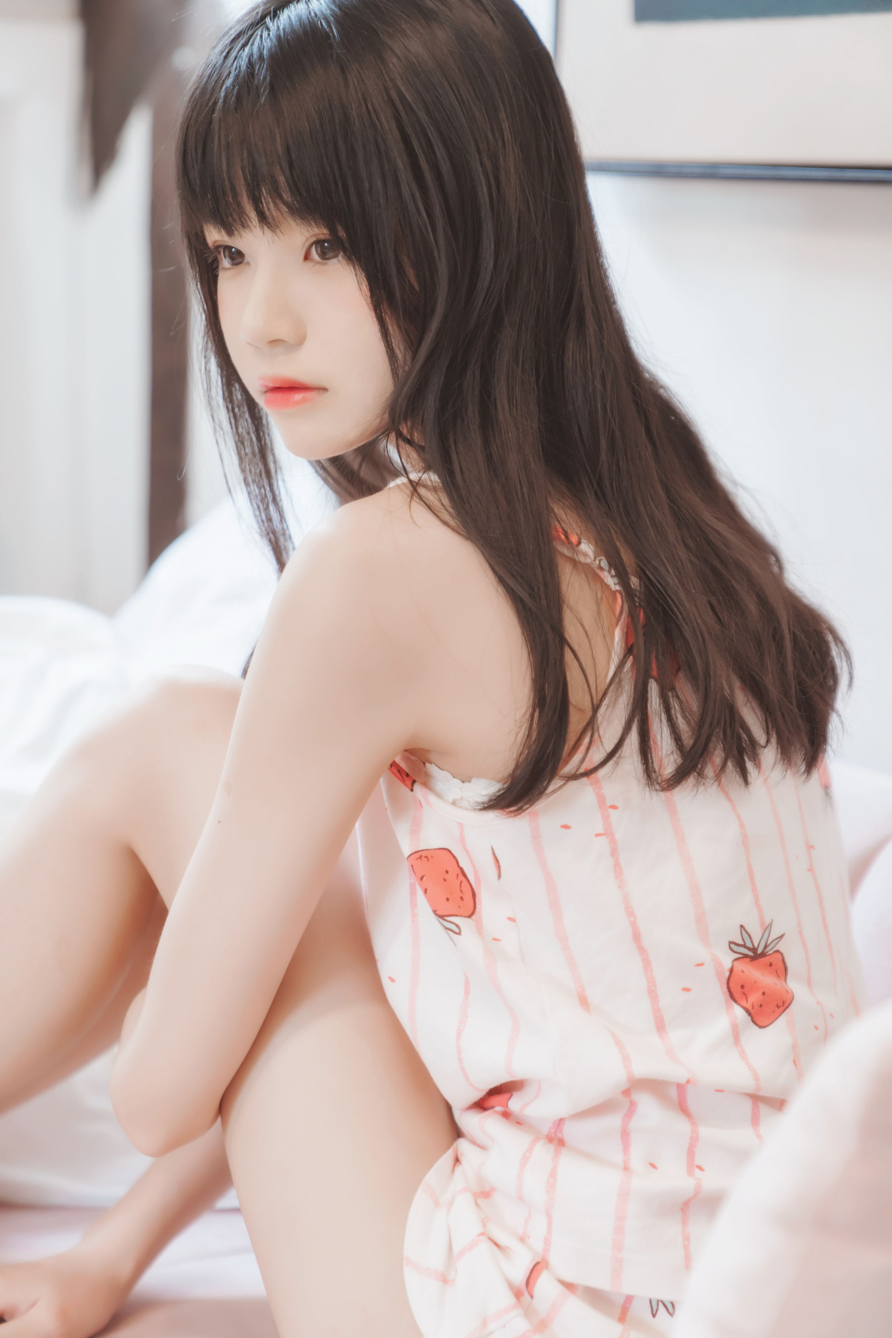 [COS福利] 桜桃喵 - 甜甜之唇边小草莓