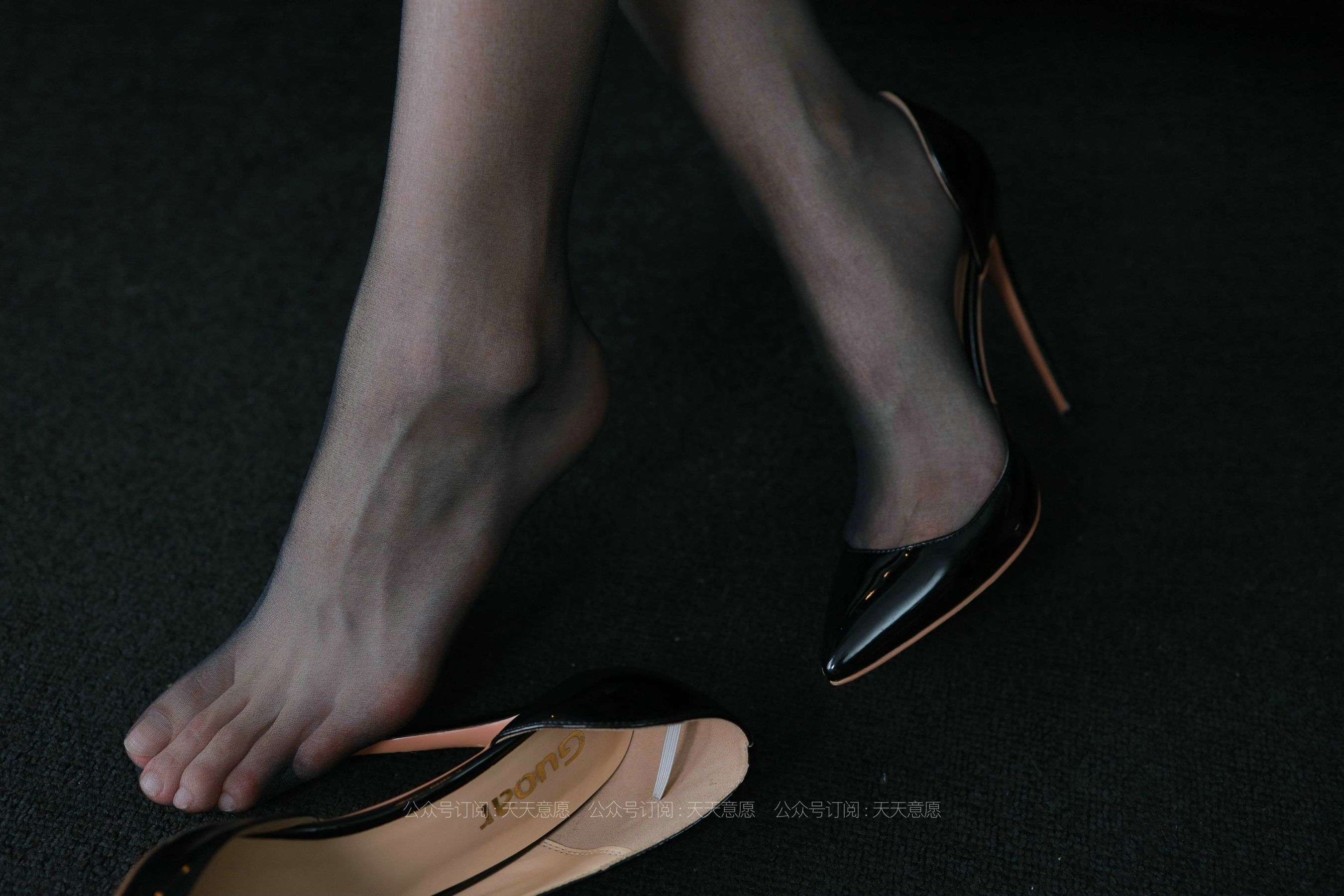 [IESS异思趣向] 丝享家831：肉肉《长腿女制服》  丝袜美腿套图