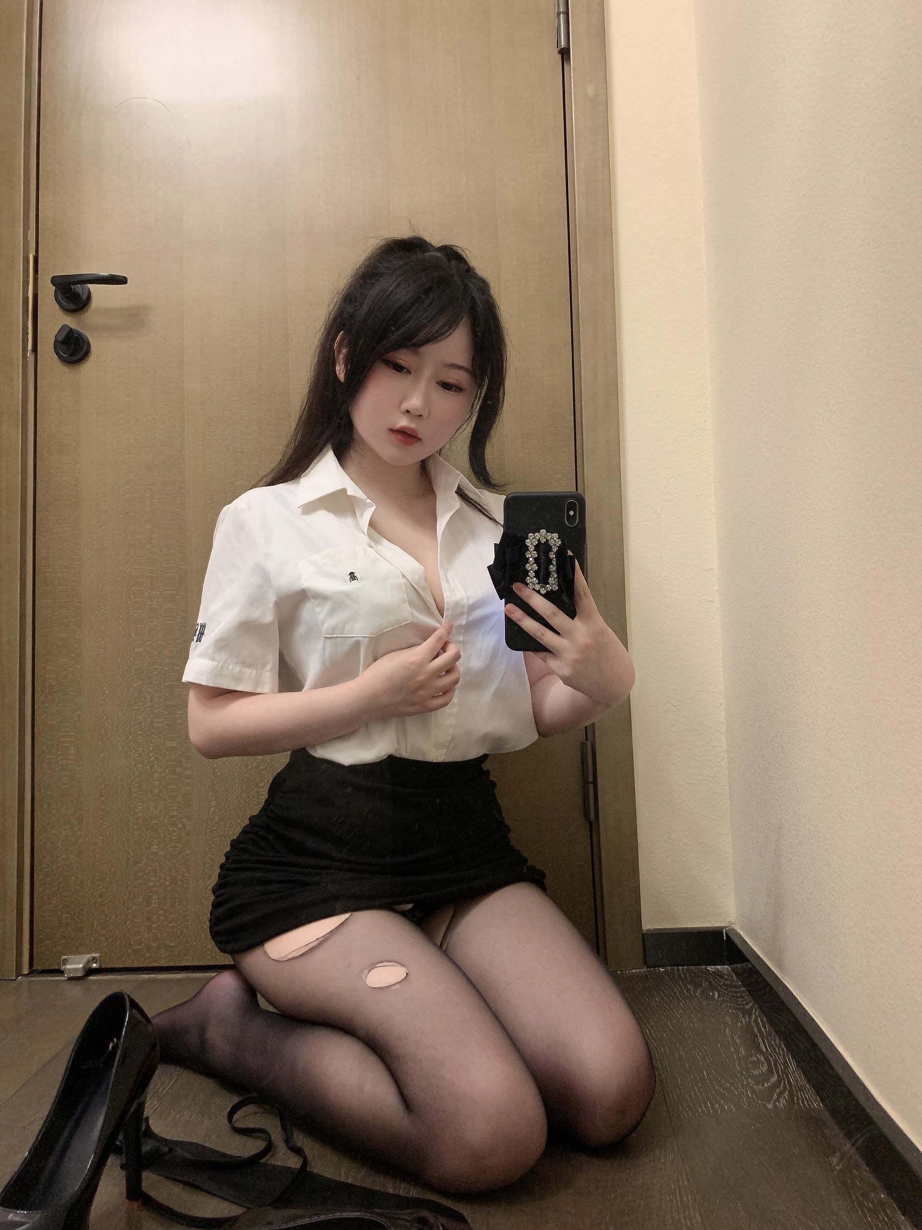 [福利COS] 蜜桃少女是依酱呀 - 刚入职的新人