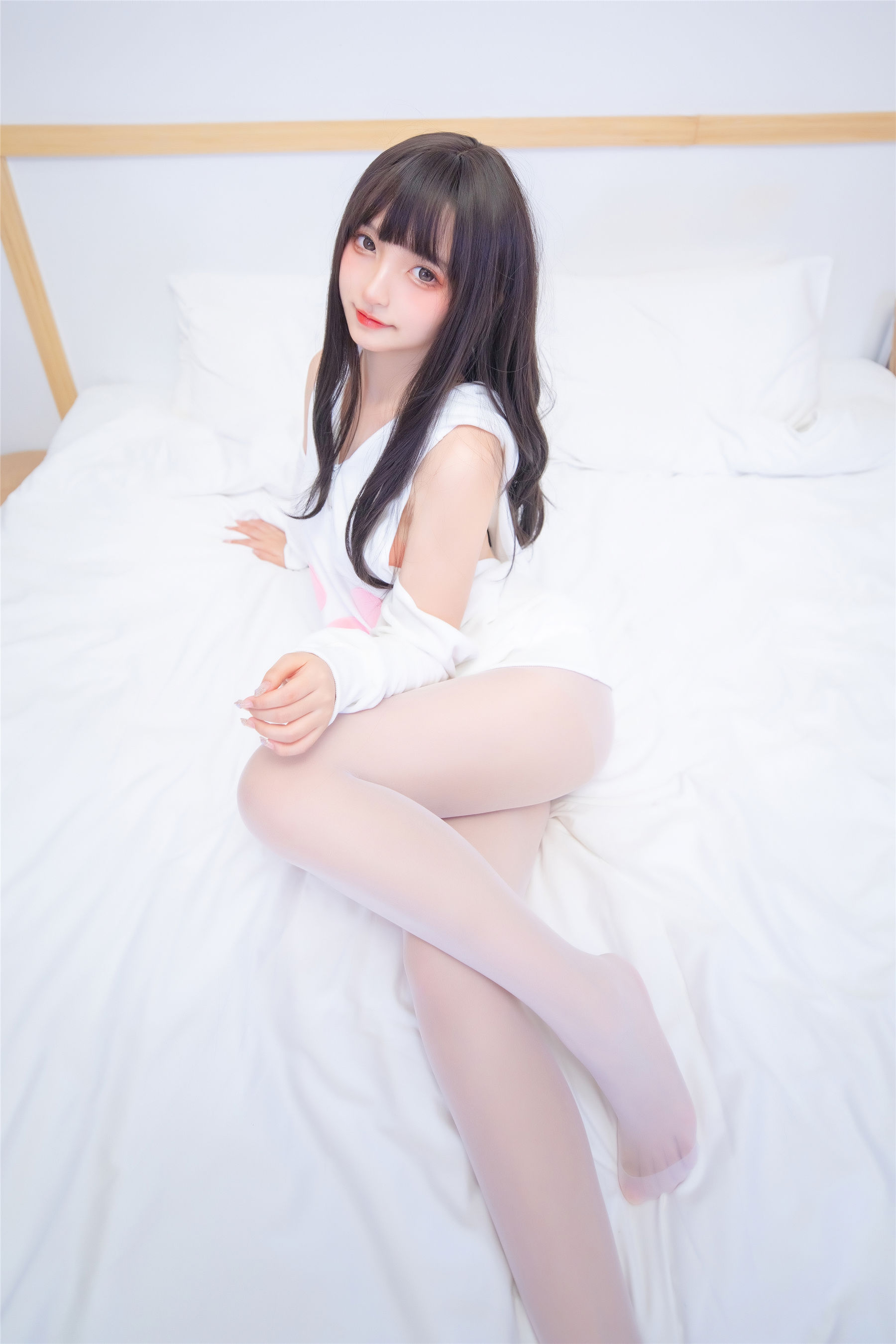 [网红COS] 萝莉神楽板真冬 白猫咪