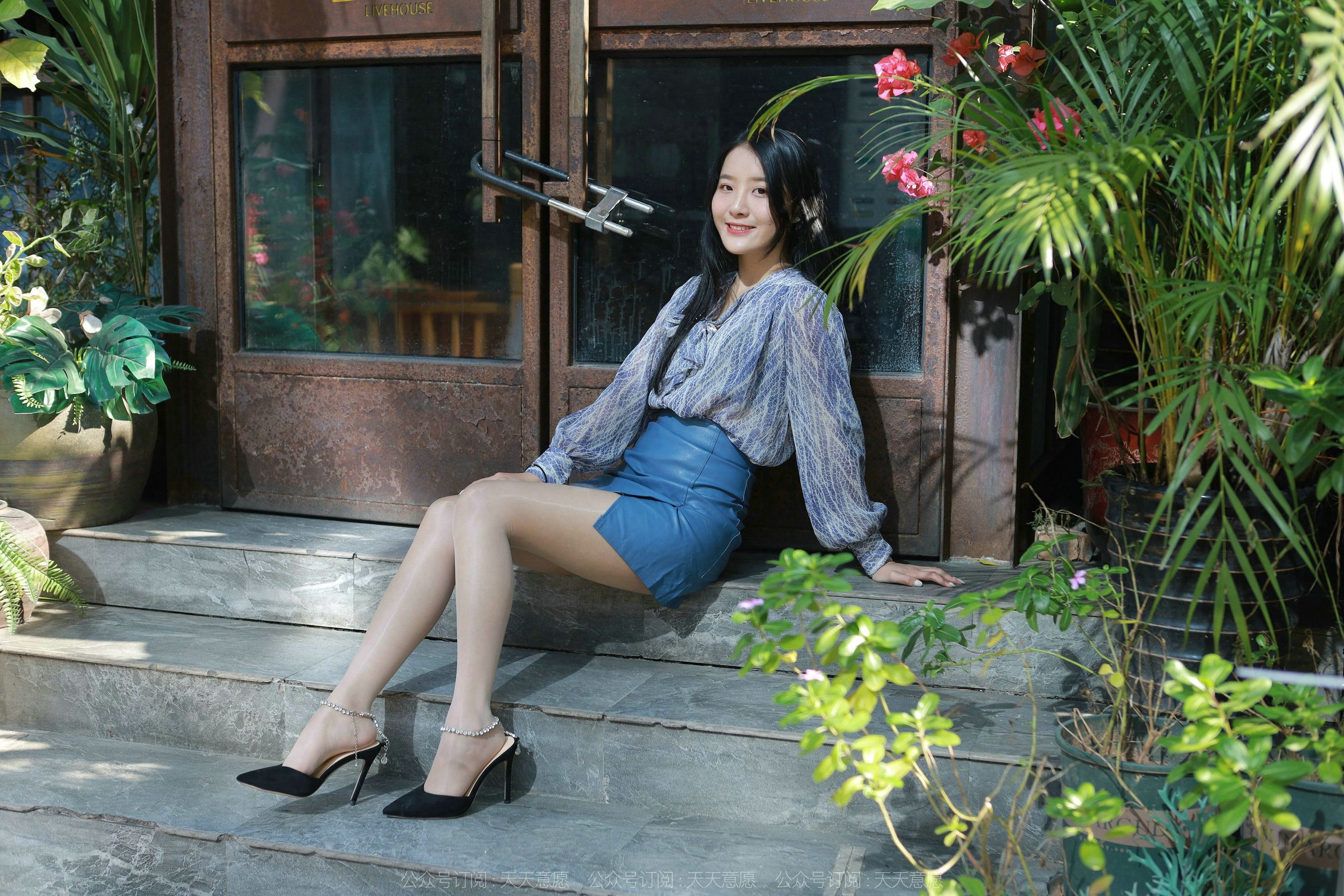 [异思趣向IESS] 模特 婉萍 《油亮蓝色短裙》