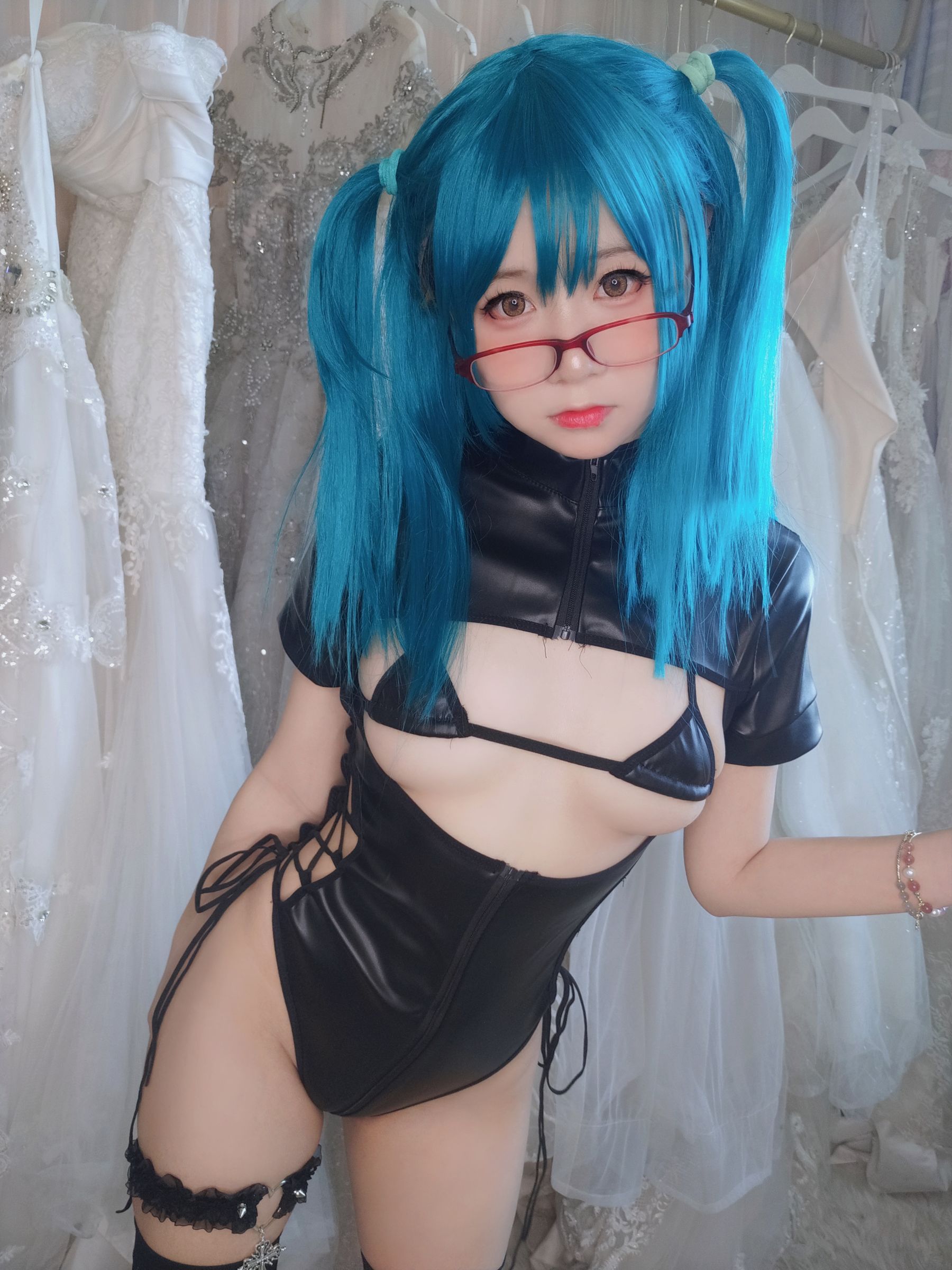 [福利COS] 萌妹子Coser摇摇乐yoyo fantia 皮衣少女