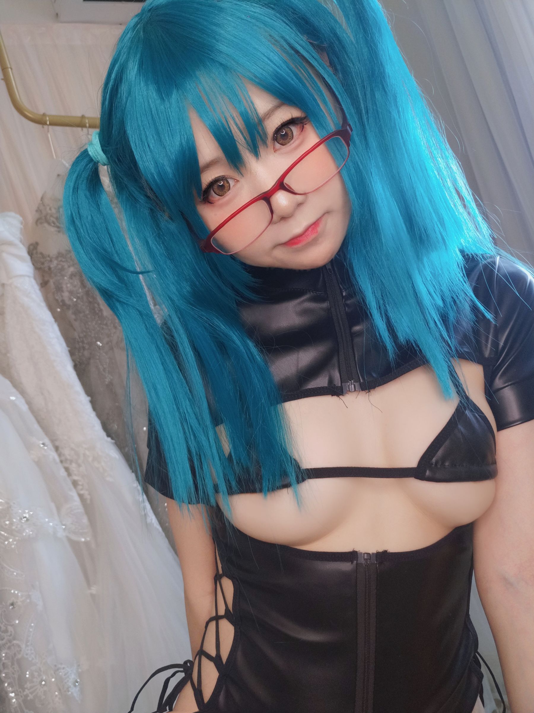 [福利COS] 萌妹子Coser摇摇乐yoyo fantia 皮衣少女
