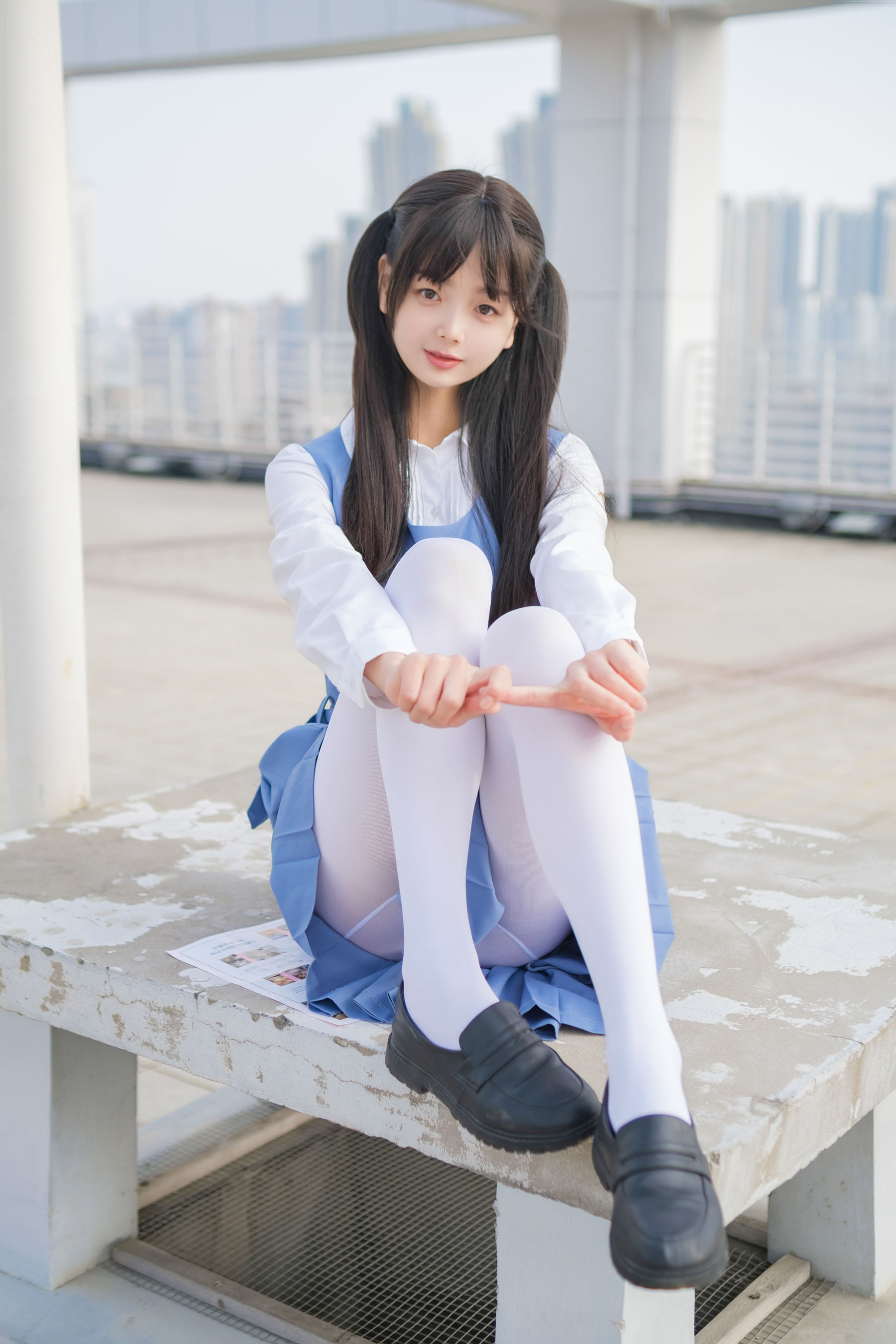 [福利COS] 柴系小乖(稚乖画册) - 夜夜 天台真空80D白丝