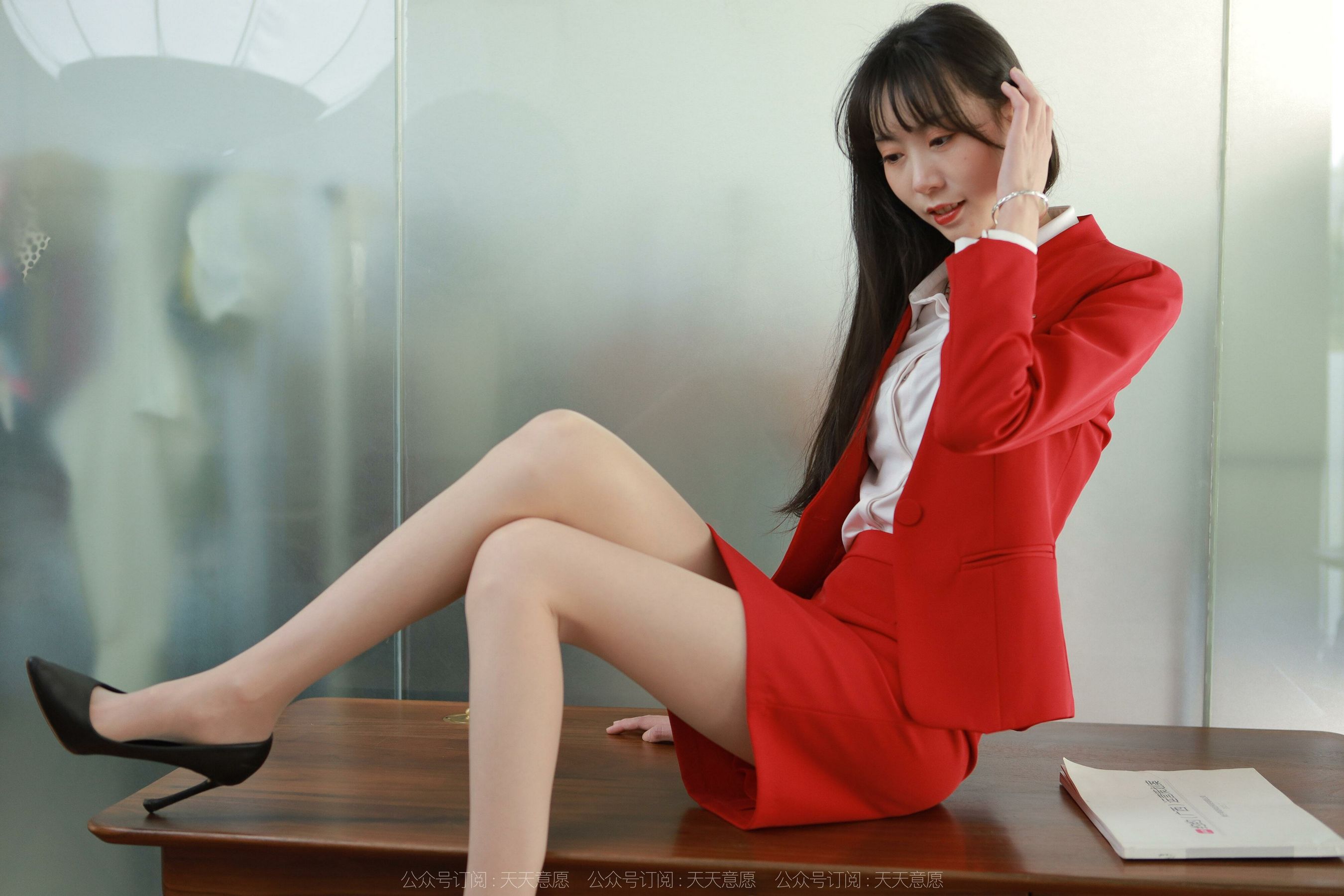 [异思趣向IESS] 模特：团团 《红裙丽人大长腿》