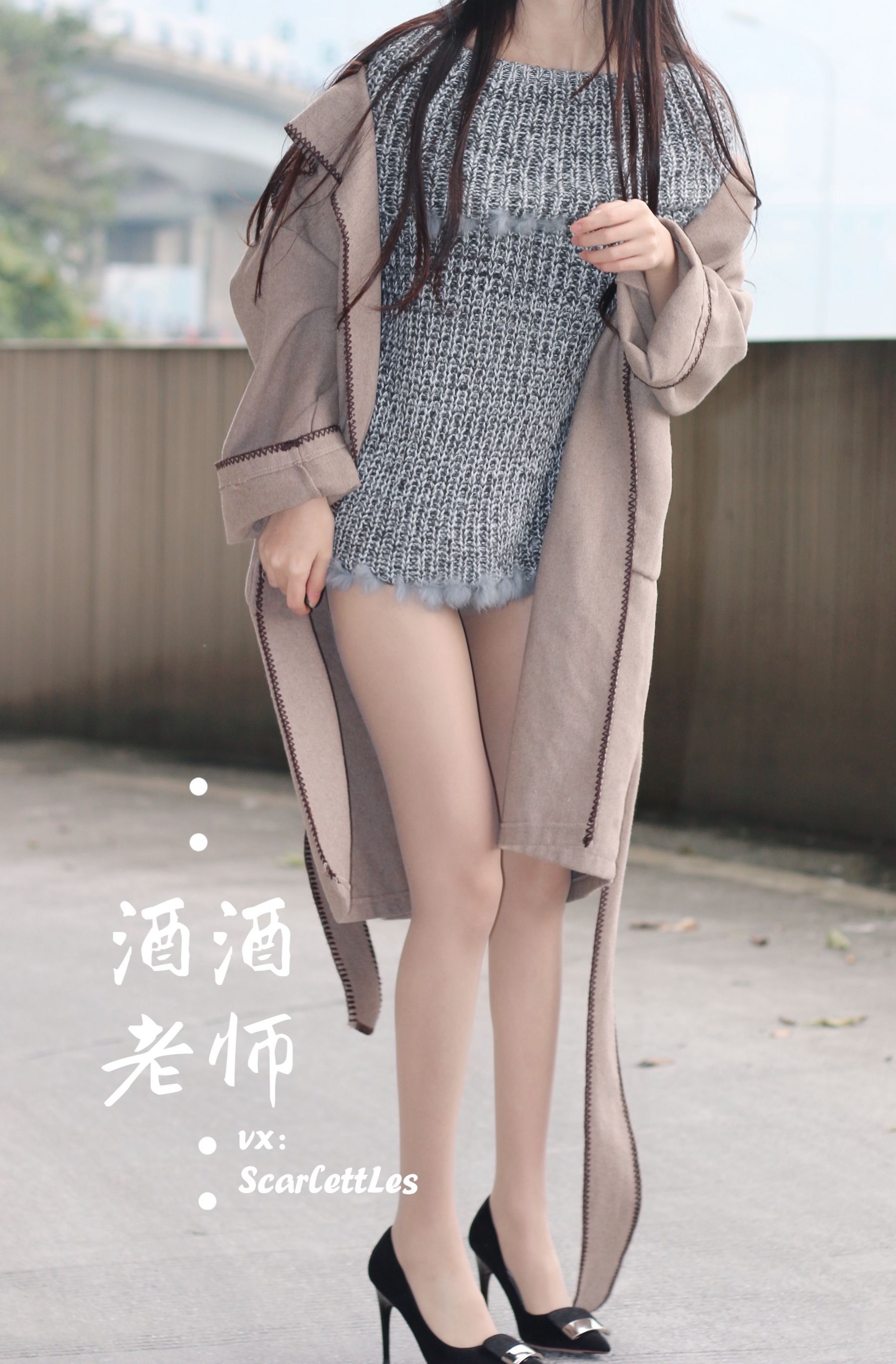 [福利COS] 酒酒老师 - 停车场里的超短裙