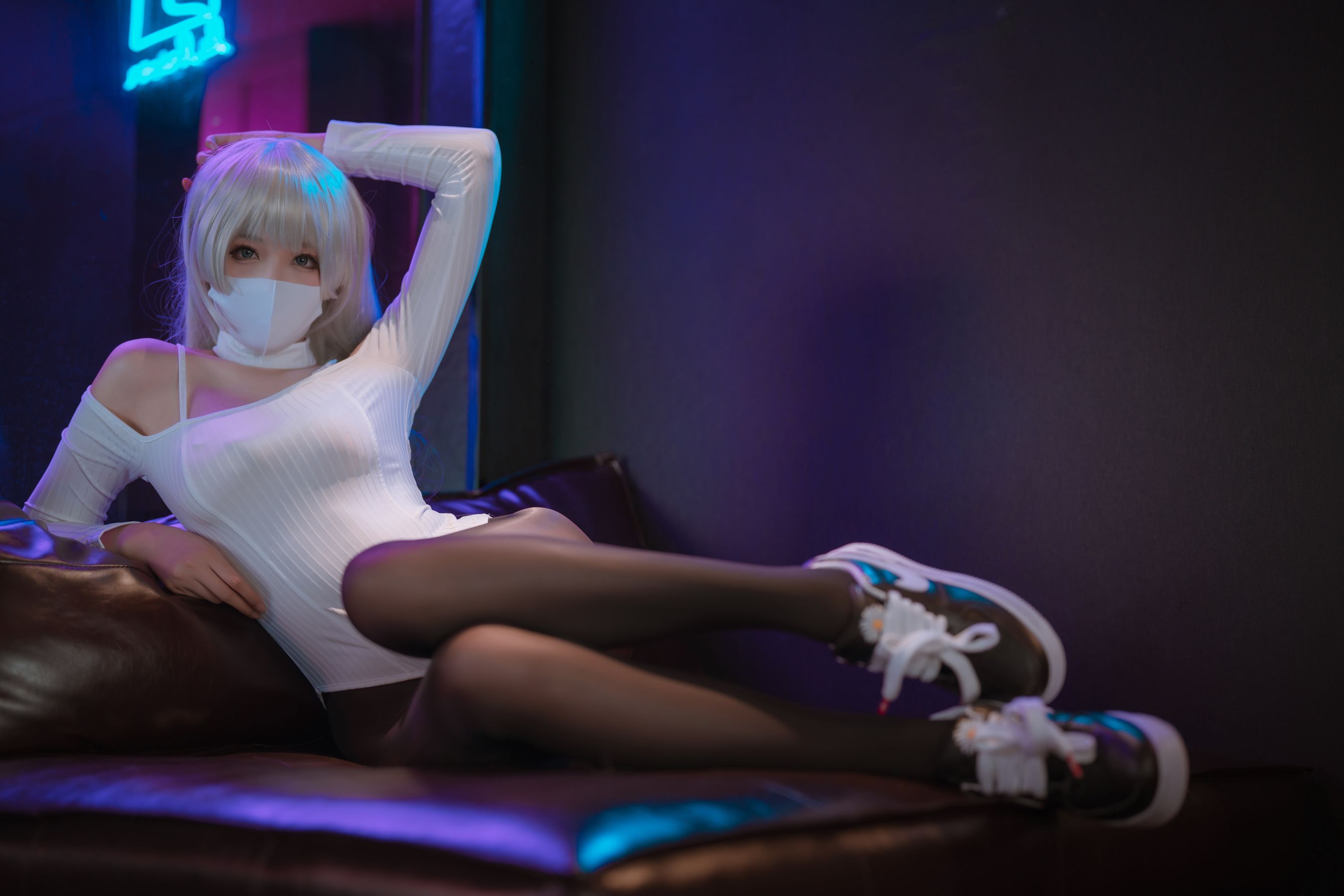 [福利COS] 轩萧学姐 - 高开叉运动鞋 茑