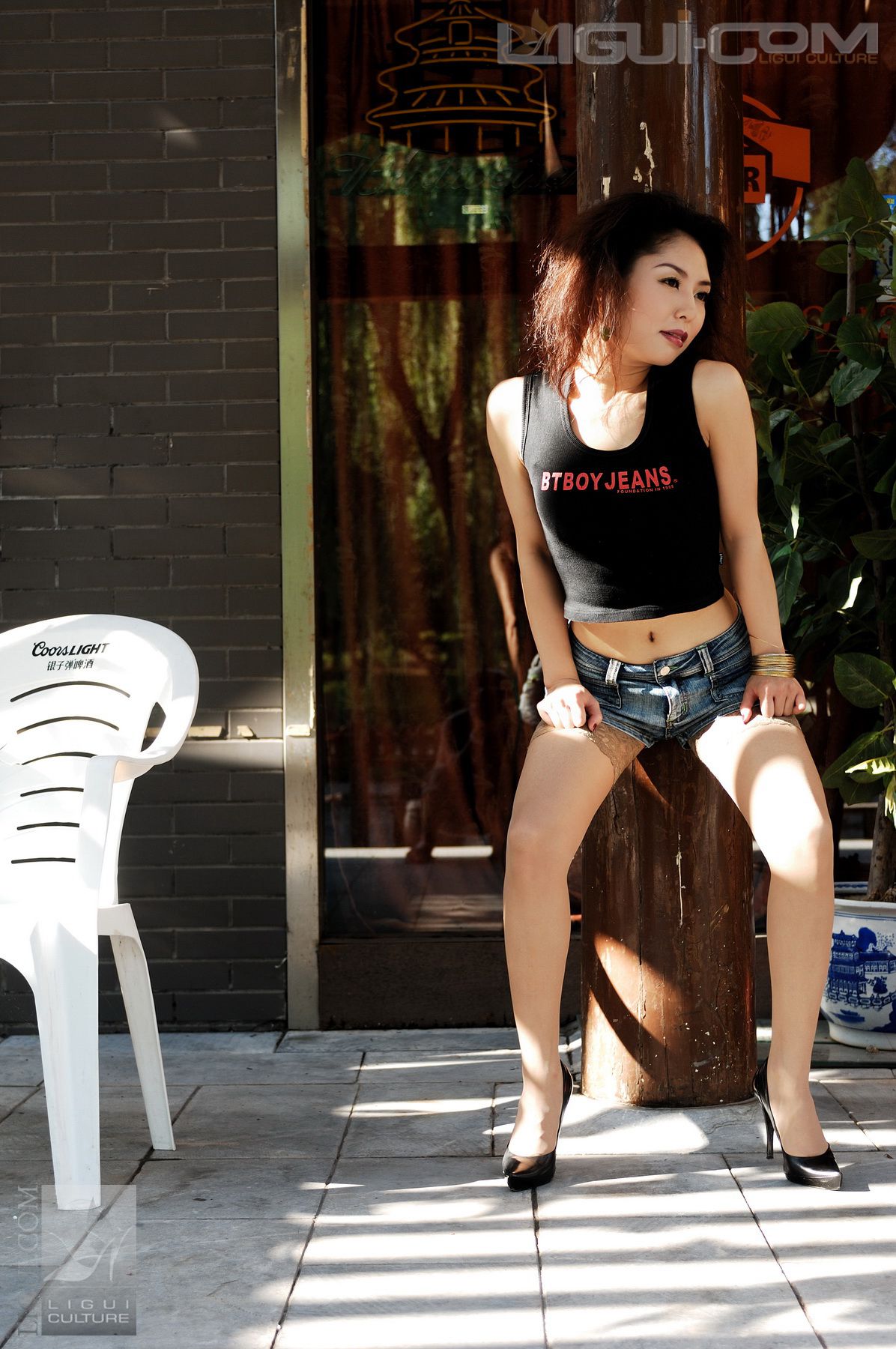 Model 冰清《牛仔和丝袜街拍》 [丽柜LiGui] 丝足写真图片