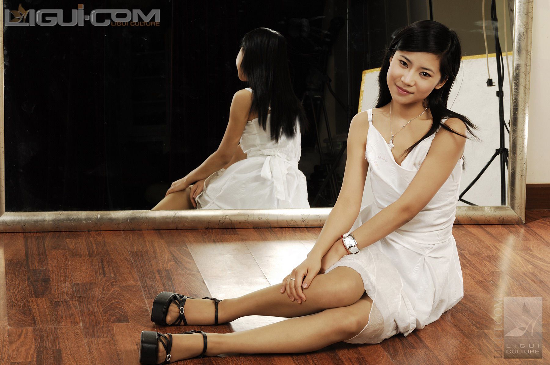 Model 卡鲁鲁《艺校美女的丝袜嫩足》 [丽柜LiGui] 丝足写真图片
