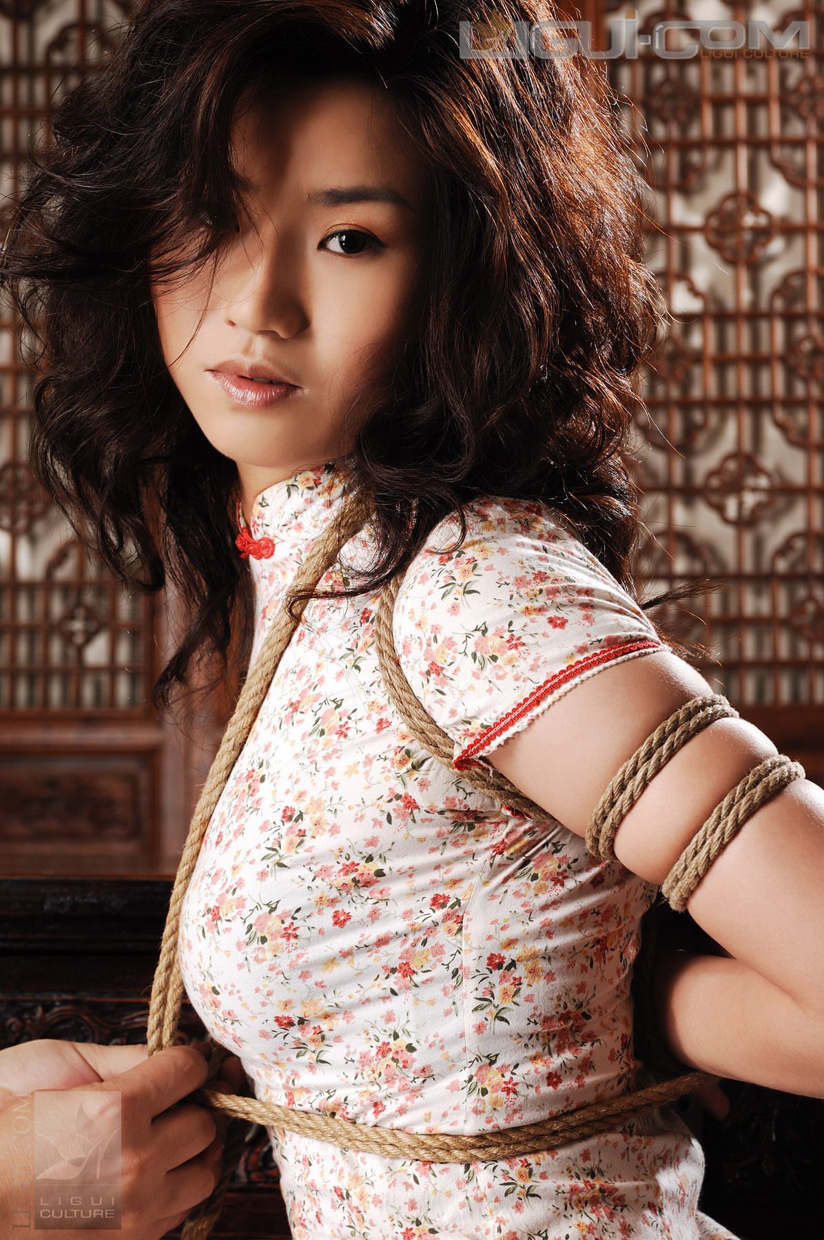Model 由美《另類旗袍美丝束不住的诱惑》 [丽柜美束LiGui] 丝足写真图片