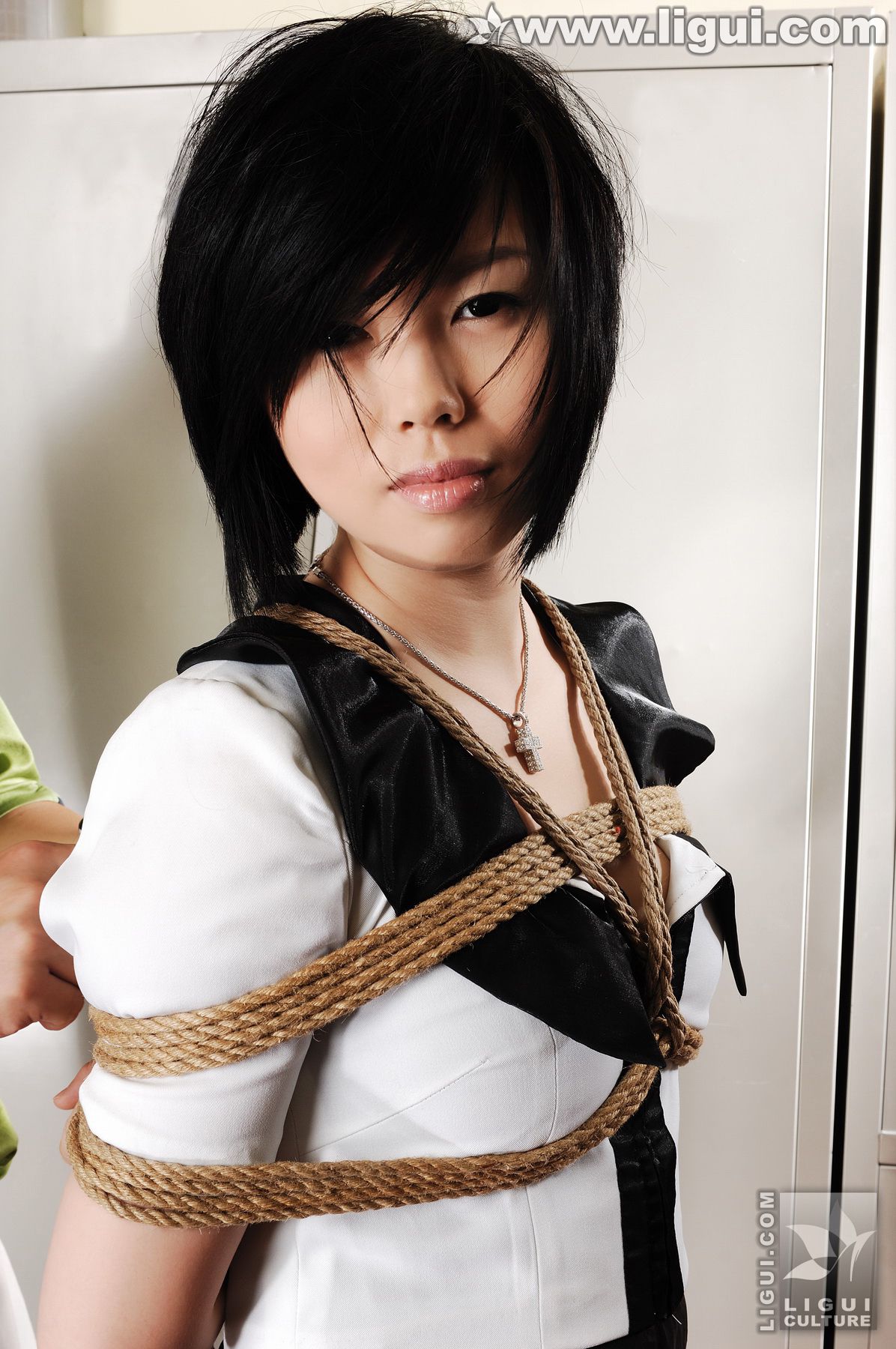 Model 慕子《换衣间风波之娇柔玉女“五花大绑”》 [丽柜美束LiGui] 丝足写真图片