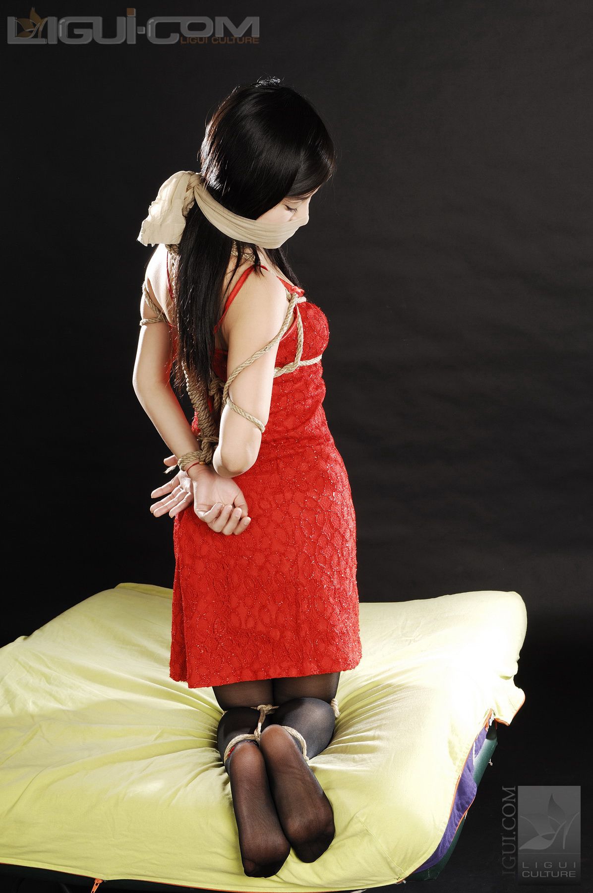 Model 卡鲁鲁《俏皮可爱小美女伊贺流袜堵式束缚》 [丽柜美束LiGui] 丝足写真图片