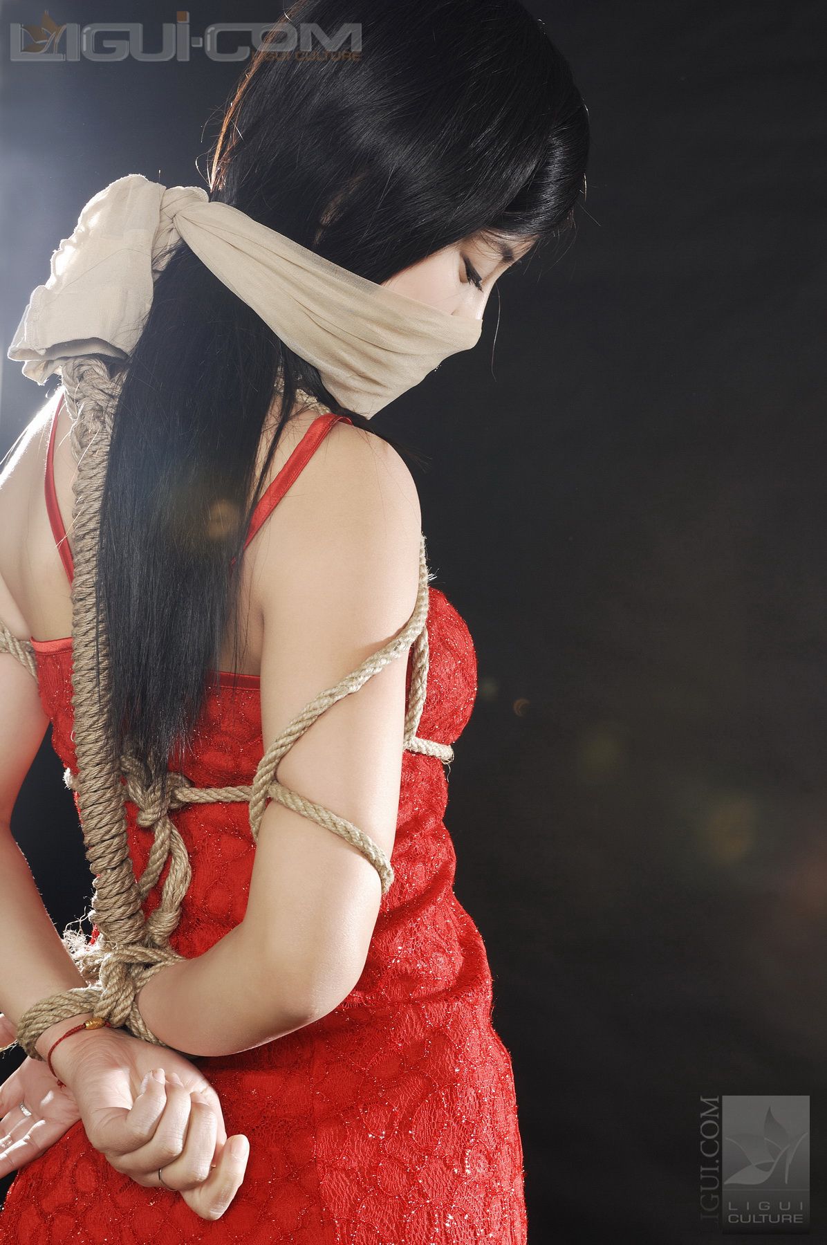 Model 卡鲁鲁《俏皮可爱小美女伊贺流袜堵式束缚》 [丽柜美束LiGui] 丝足写真图片
