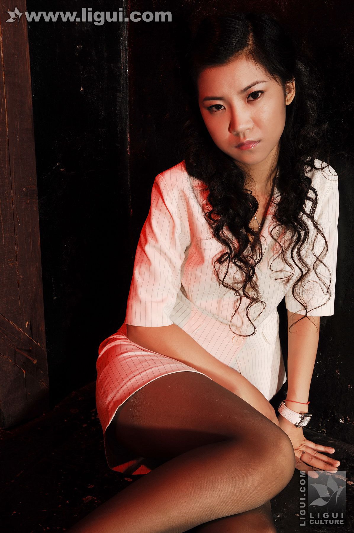 Model 卡鲁鲁《监狱麻绳吊绑制服女白领》 [丽柜美束LiGui] 丝足写真图片