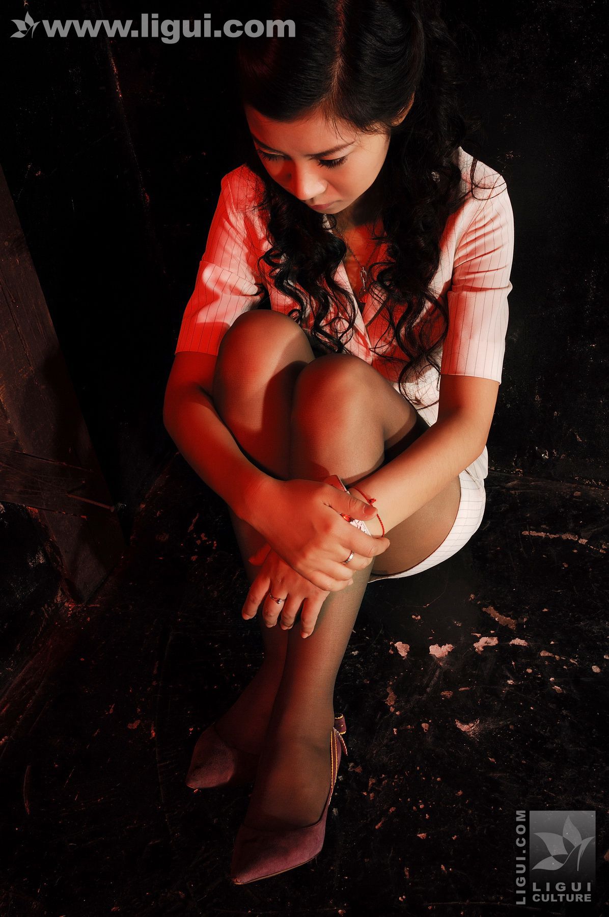 Model 卡鲁鲁《监狱麻绳吊绑制服女白领》 [丽柜美束LiGui] 丝足写真图片