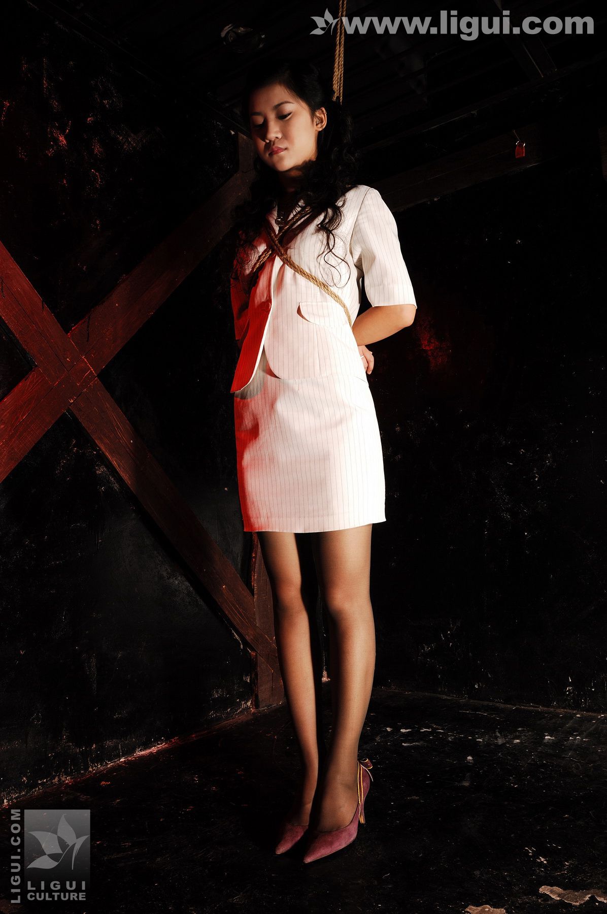 Model 卡鲁鲁《监狱麻绳吊绑制服女白领》 [丽柜美束LiGui] 丝足写真图片