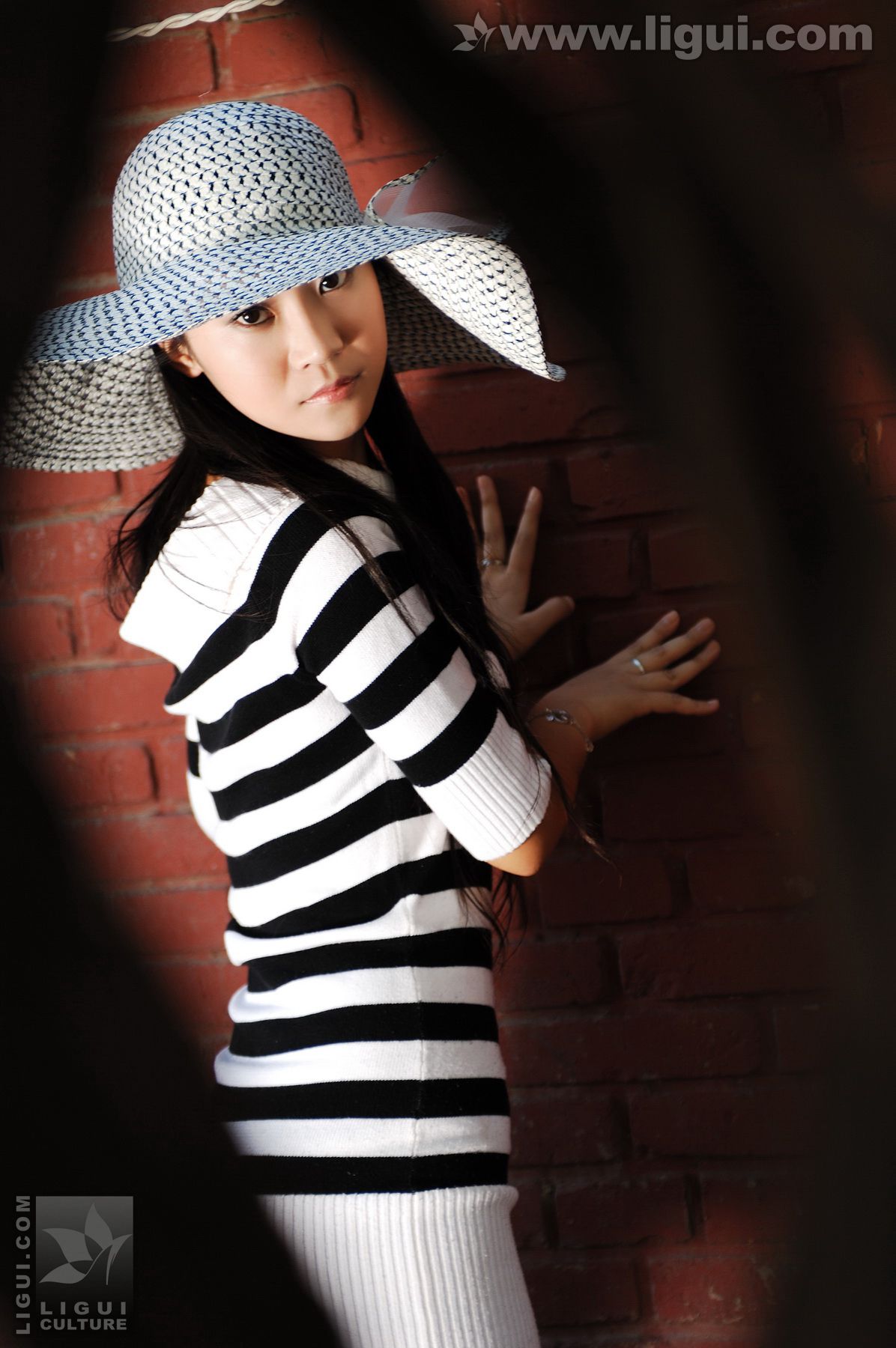 Model 卡鲁鲁《时尚美足达人街边秀》 [丽柜LiGui] 丝足写真图片
