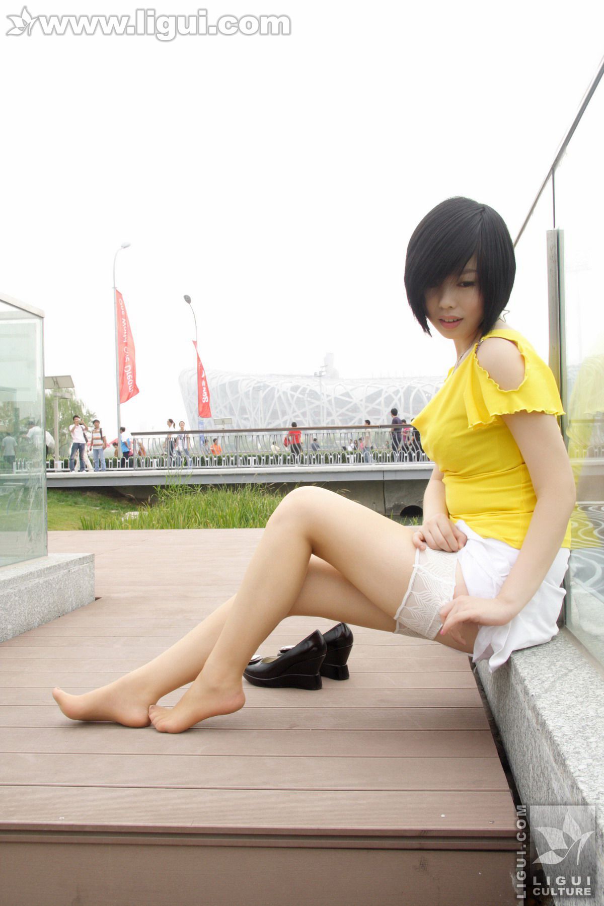 Model 幕子《草地上展现多姿美腿》 [丽柜LiGui] 丝足写真图片