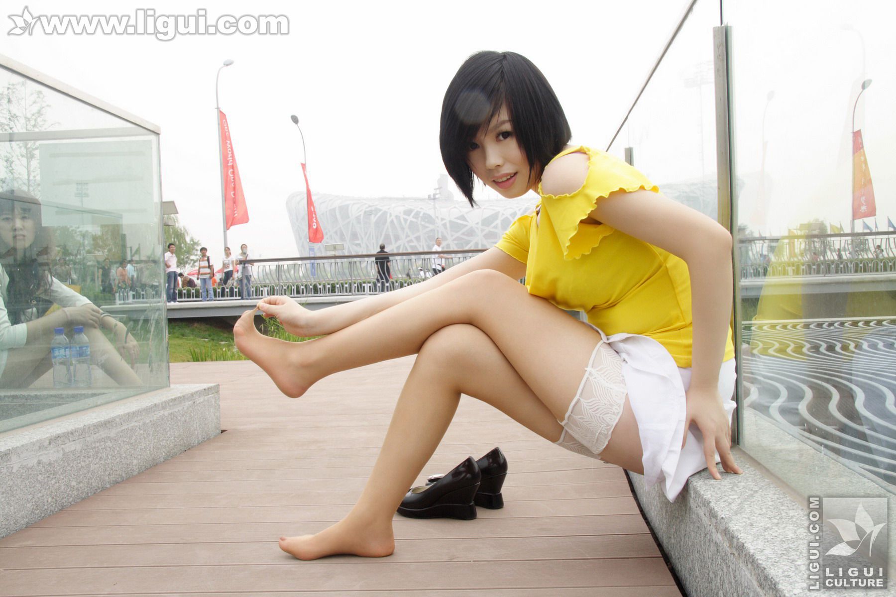 Model 幕子《草地上展现多姿美腿》 [丽柜LiGui] 丝足写真图片