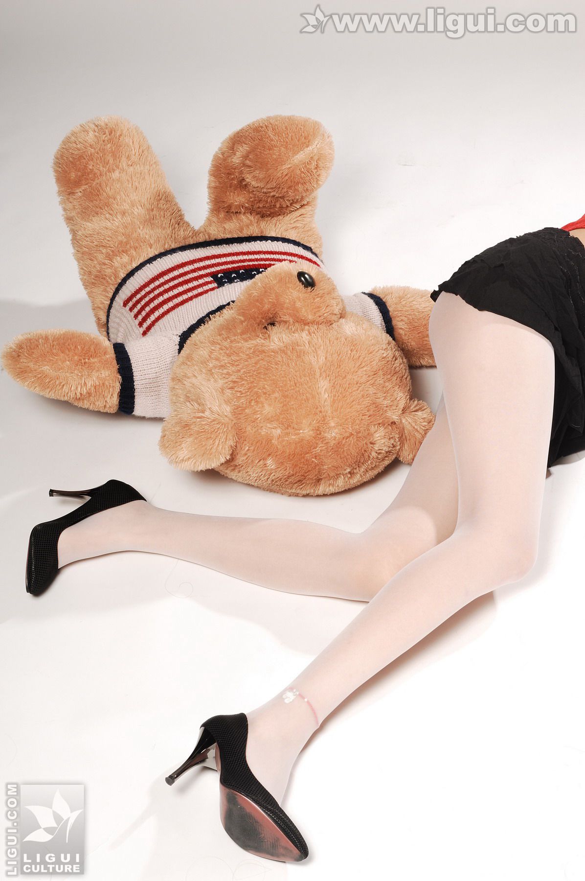 Model 梦娜《性感学生诱惑白丝》 [丽柜LiGui] 丝袜美足写真图片
