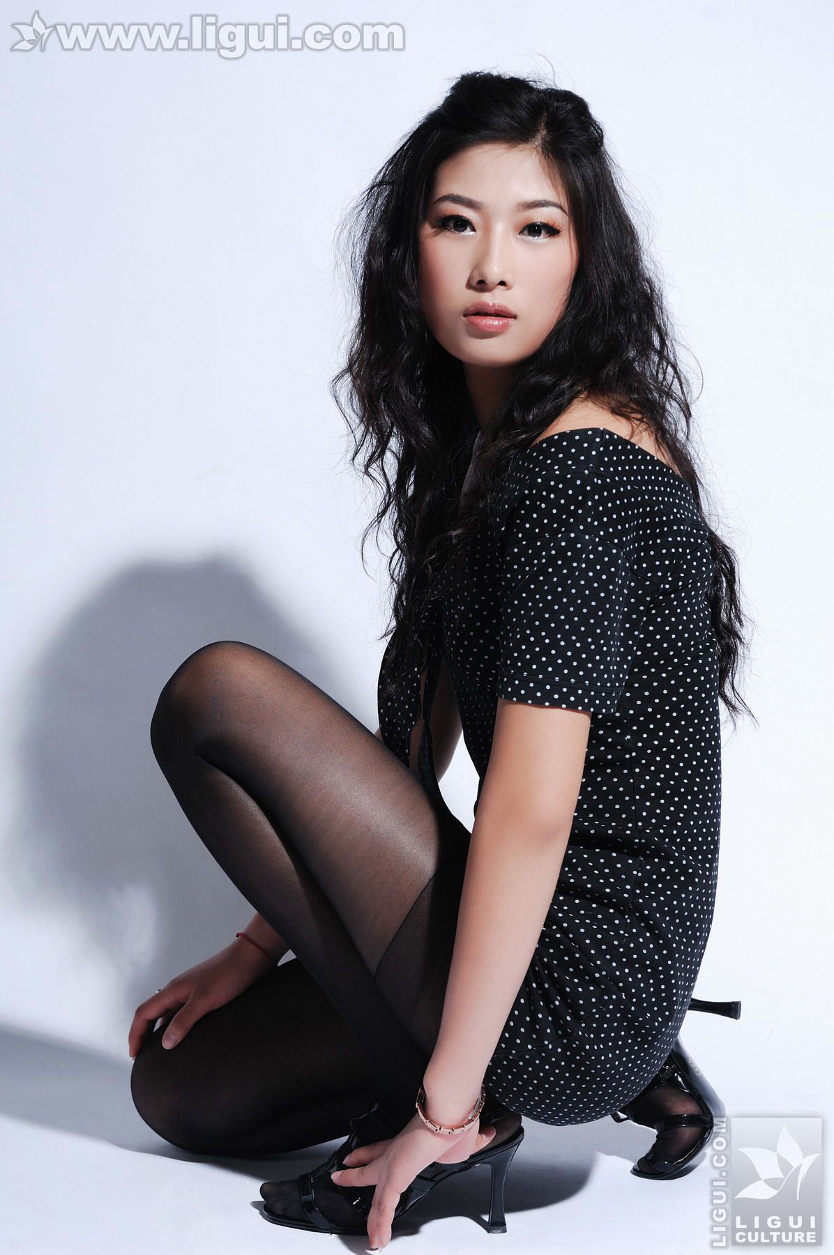 [丽柜LiGui] Model 王玉《黑丝美女新丽人》美腿玉足写真图片