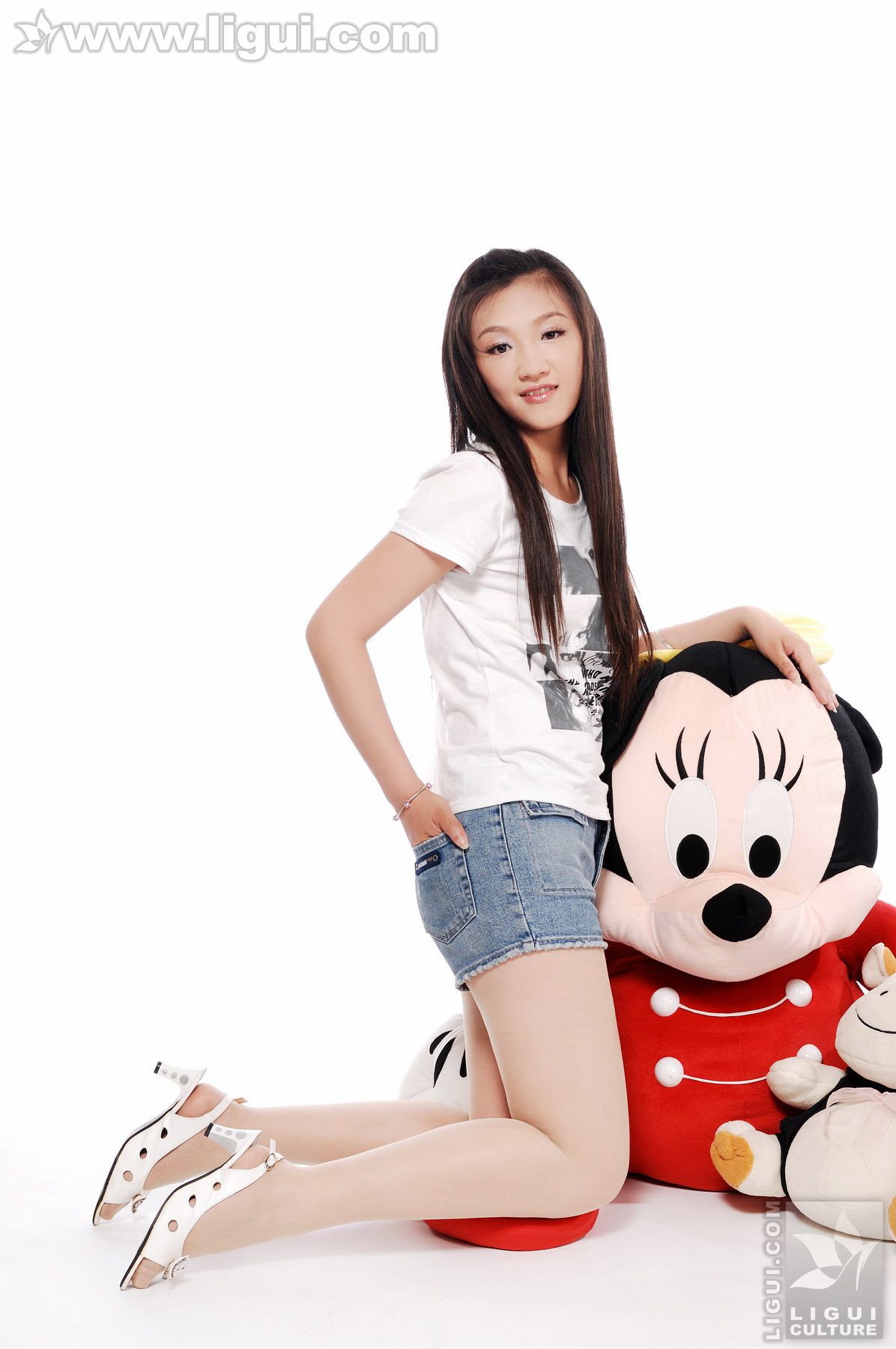Model 小倩《小倩与玩偶之丝袜美足》 [丽柜LiGui] 美腿玉足写真图片