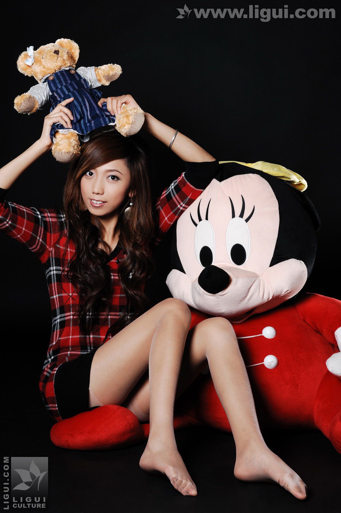 Model 梦娜《与玩偶之间的丝袜美足嬉戏》 [丽柜LiGui] 美腿玉足写真图片
