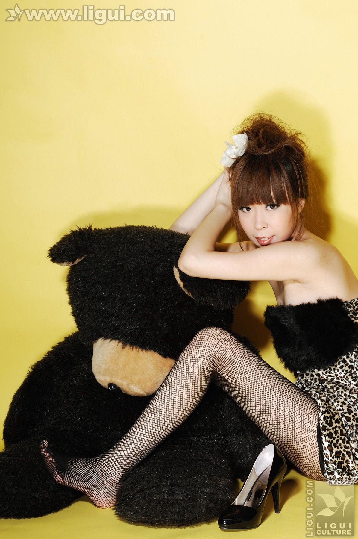 Model Vicky《与小熊玩偶之间的黑丝摩登秀》 [丽柜LiGui] 美腿玉足写真图片