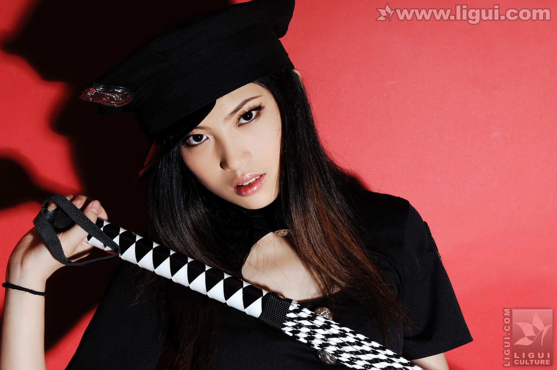 Model 左左《红色背景的性感女郎风情》 [丽柜美束LiGui] 美腿玉足写真图片
