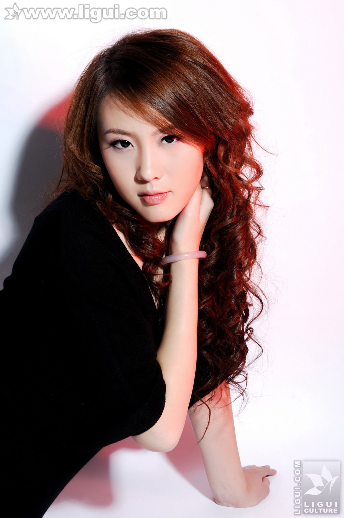 Model 菲菲《高贵气质的高跟女郎》 [丽柜LiGui] 美腿玉足写真图片