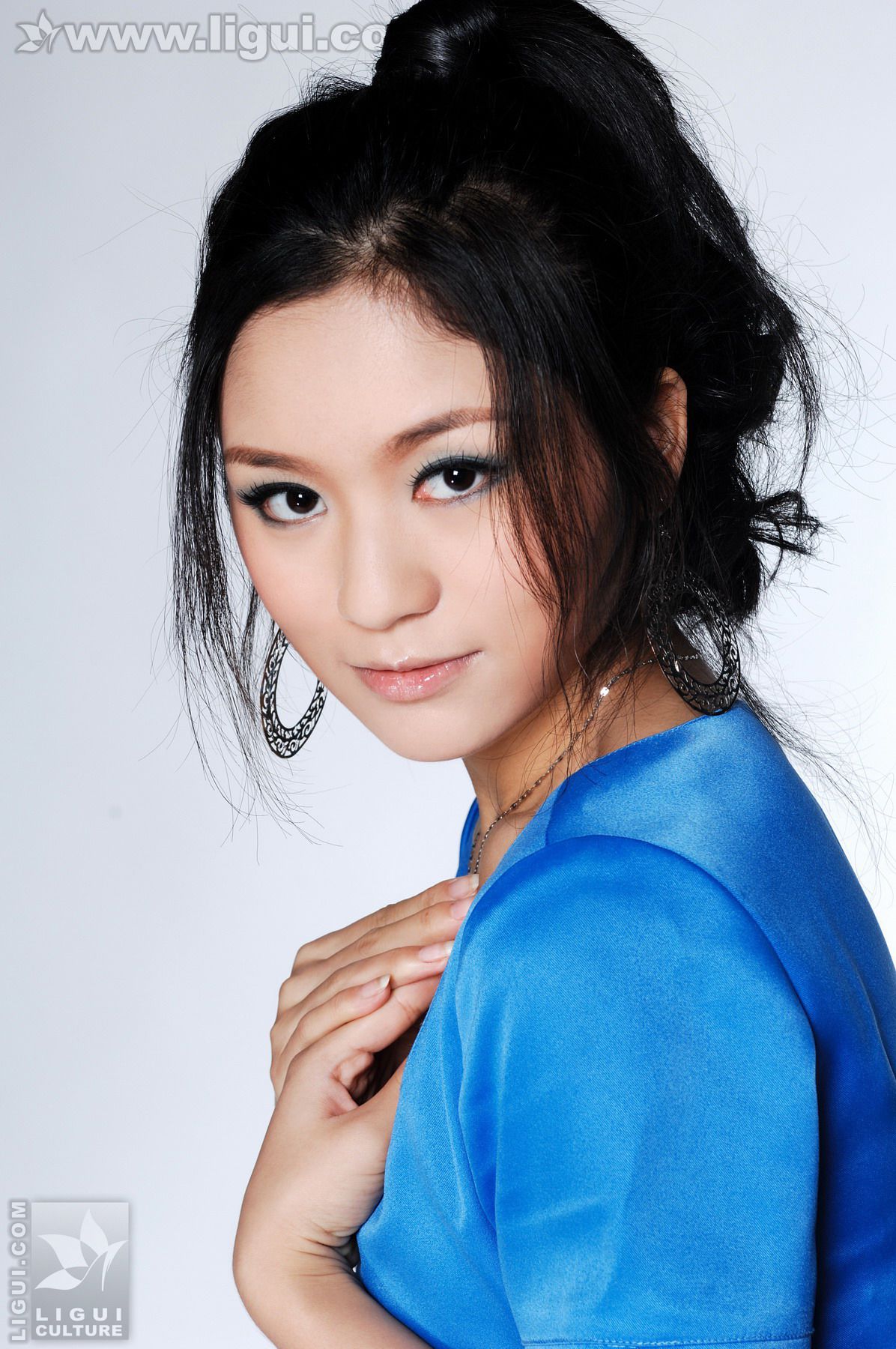 Model 英子《完美气质，蓝色诱惑》 [丽柜LiGui] 美腿玉足写真图片