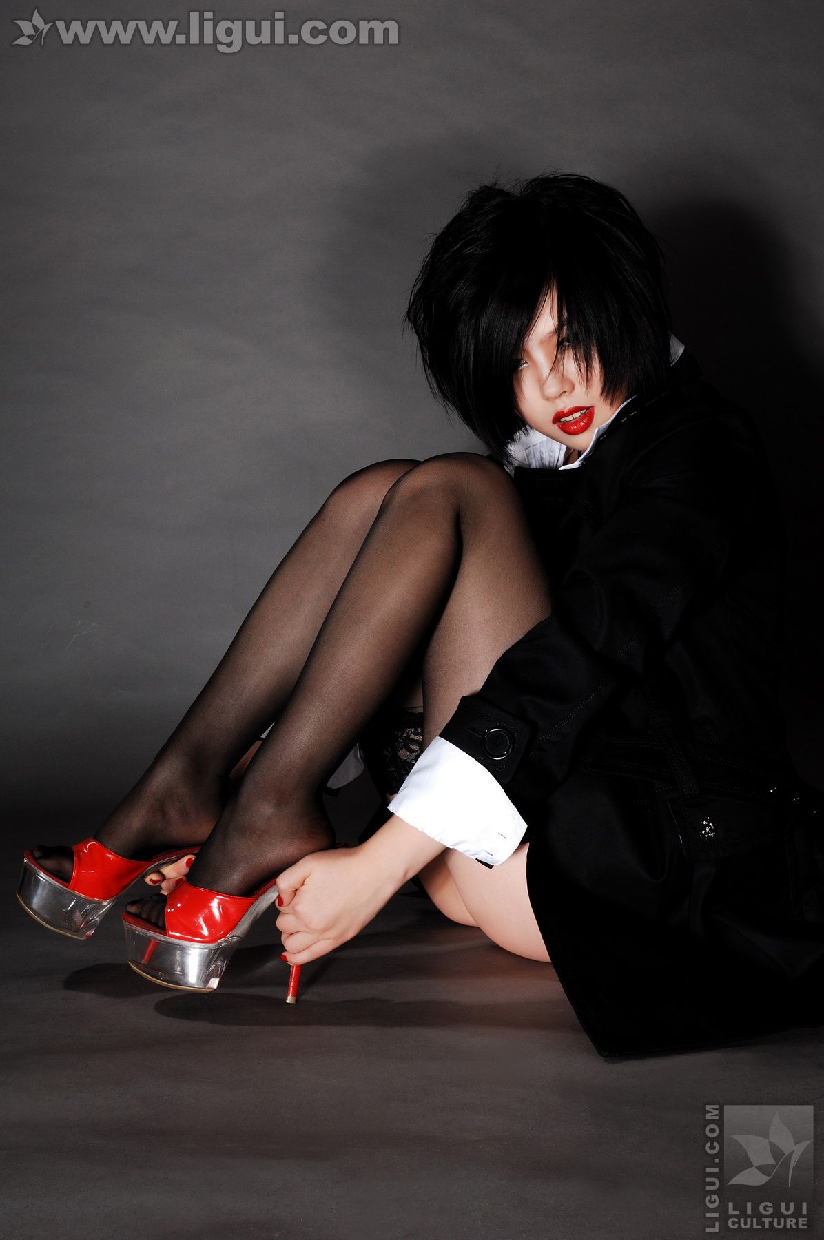 Model 慕子《奢华的气质，唯美的视觉》 [丽柜LiGui] 美腿玉足写真图片
