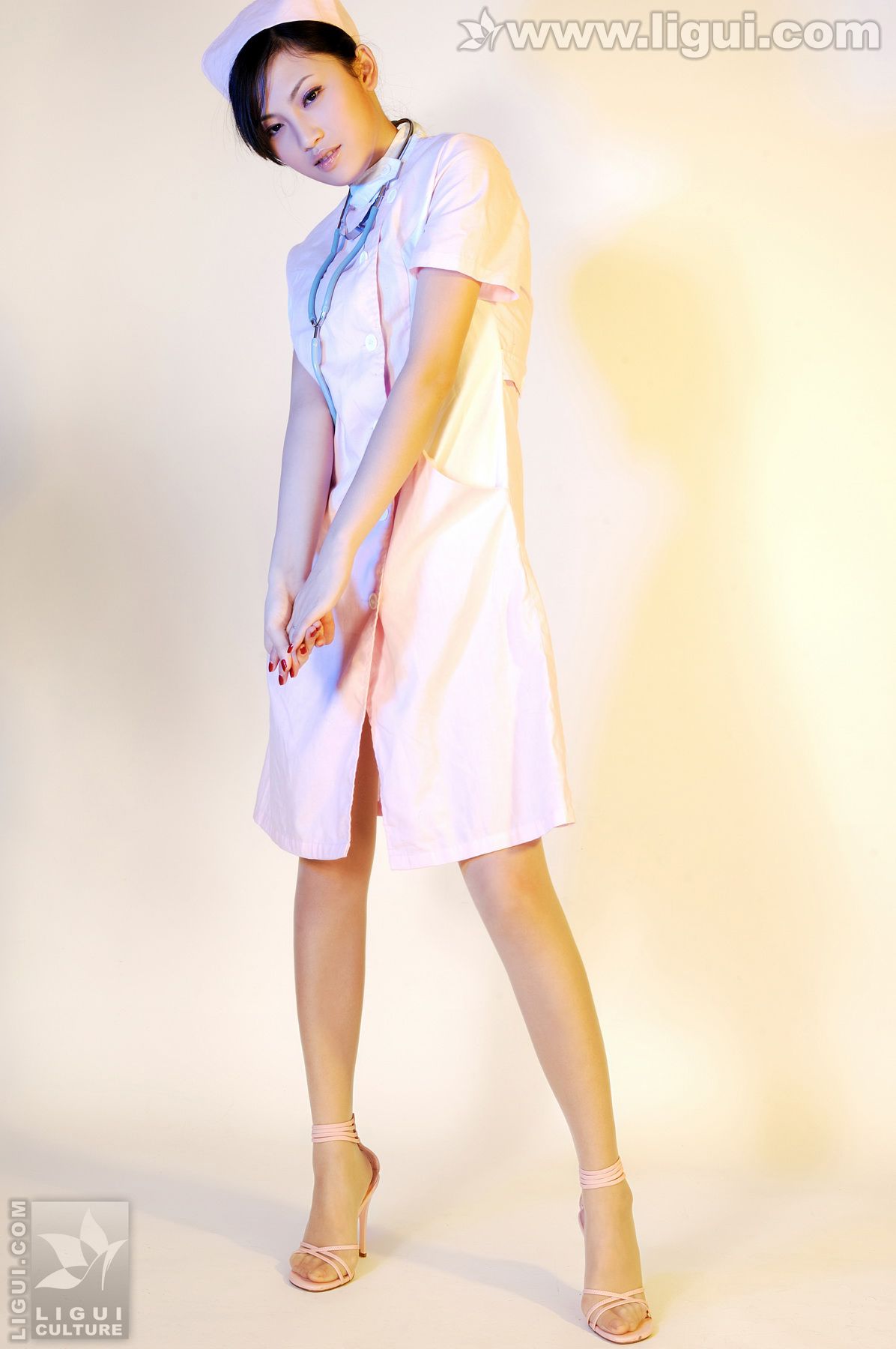 Model 左左《完美的护士情节》 [丽柜LiGui] 美腿玉足写真图片