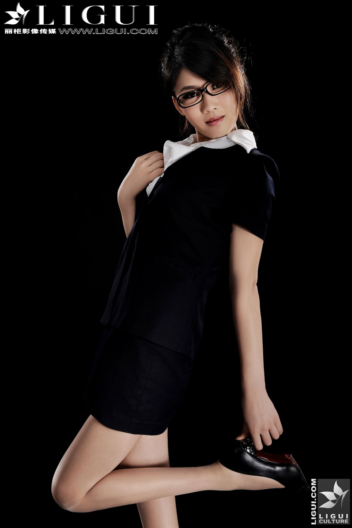 Model 怡萱《迷人的家庭女教師》上中下合集版 [丽柜LiGui] 美腿玉足写真图片