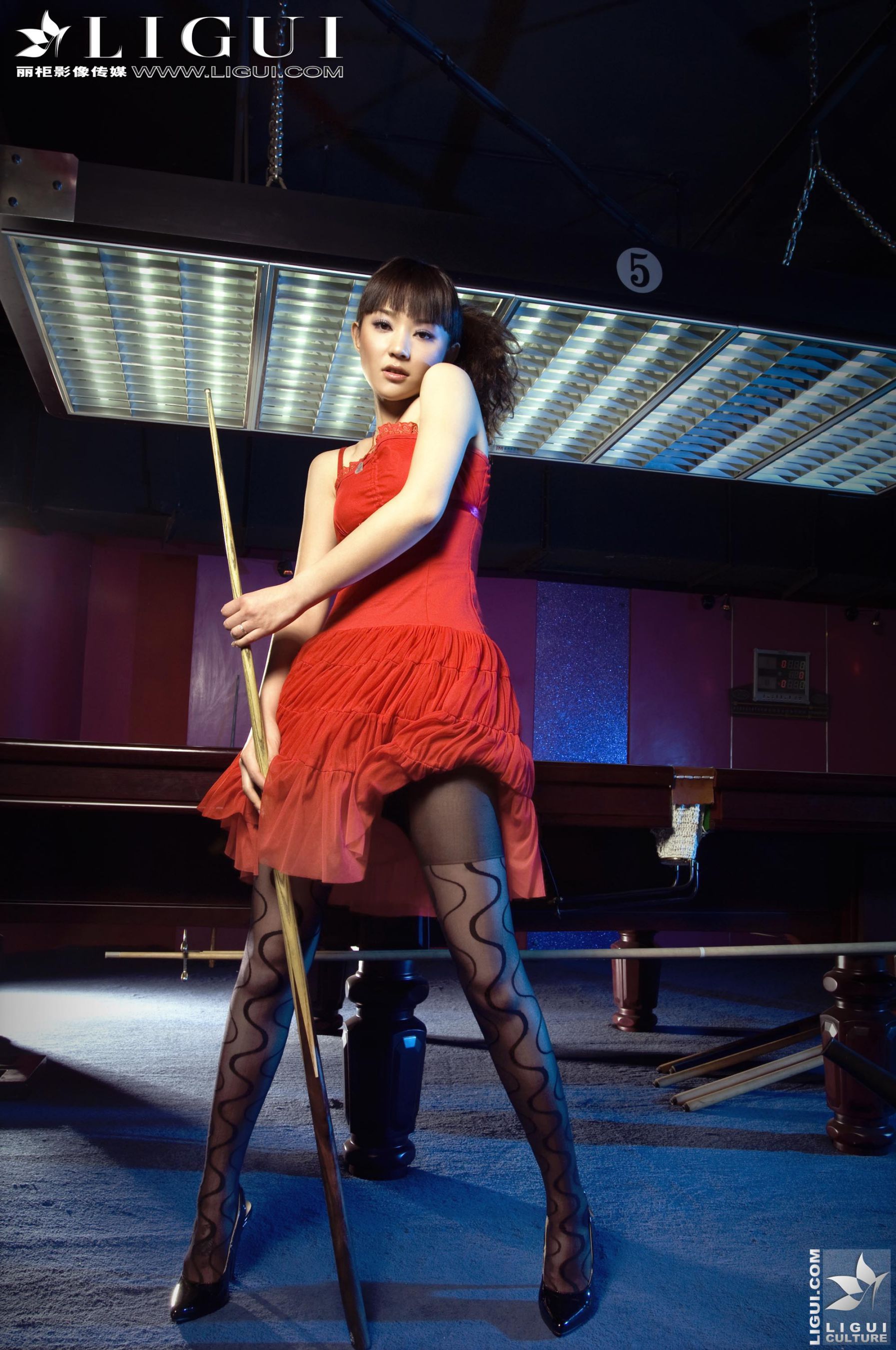 Model 咪惠美《台球室里的刹人机器》 [丽柜LiGui] 美腿玉足写真图片