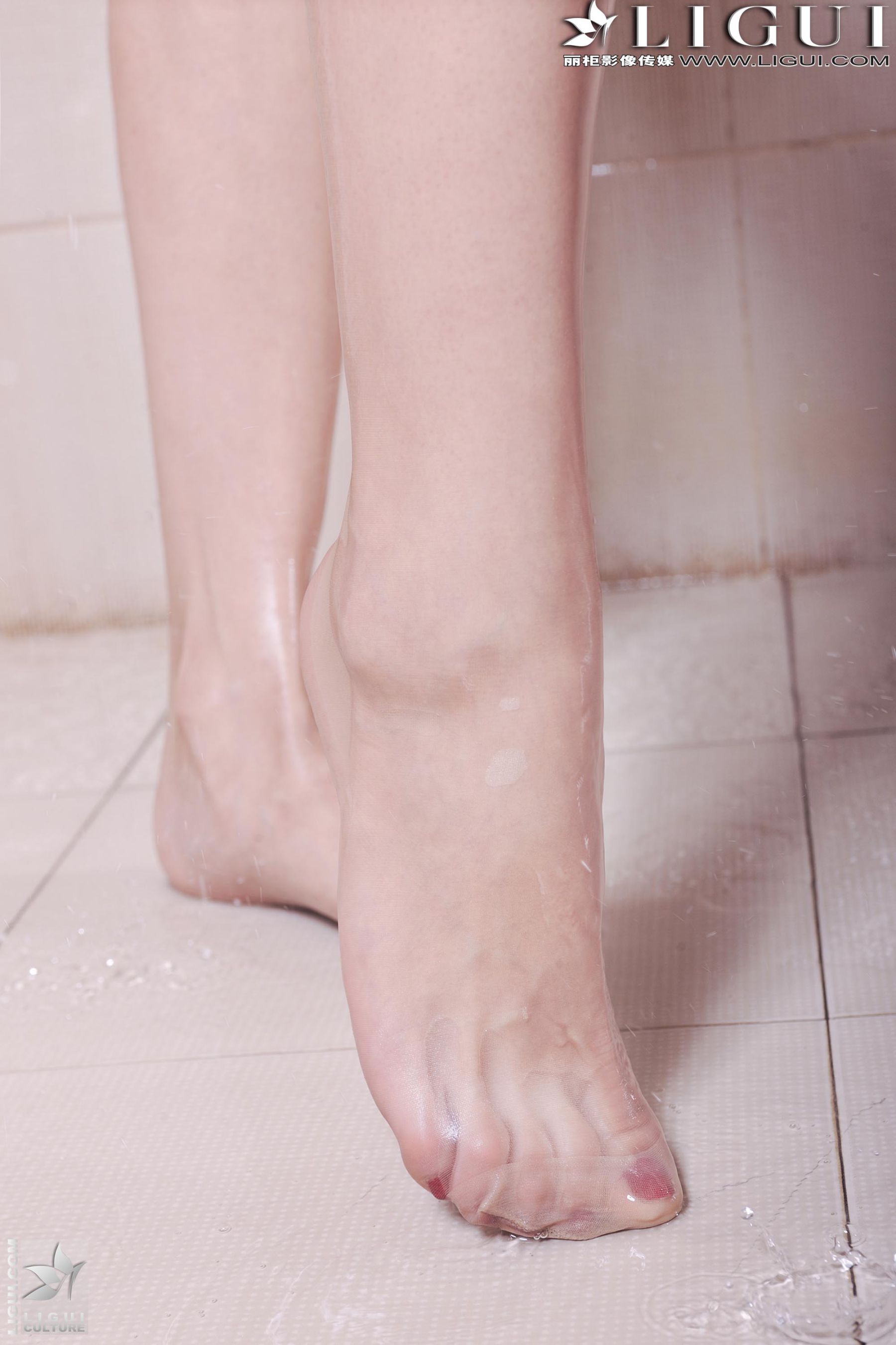 Model 可馨《浴室湿身美足》 [丽柜LiGui] 美腿玉足写真图片