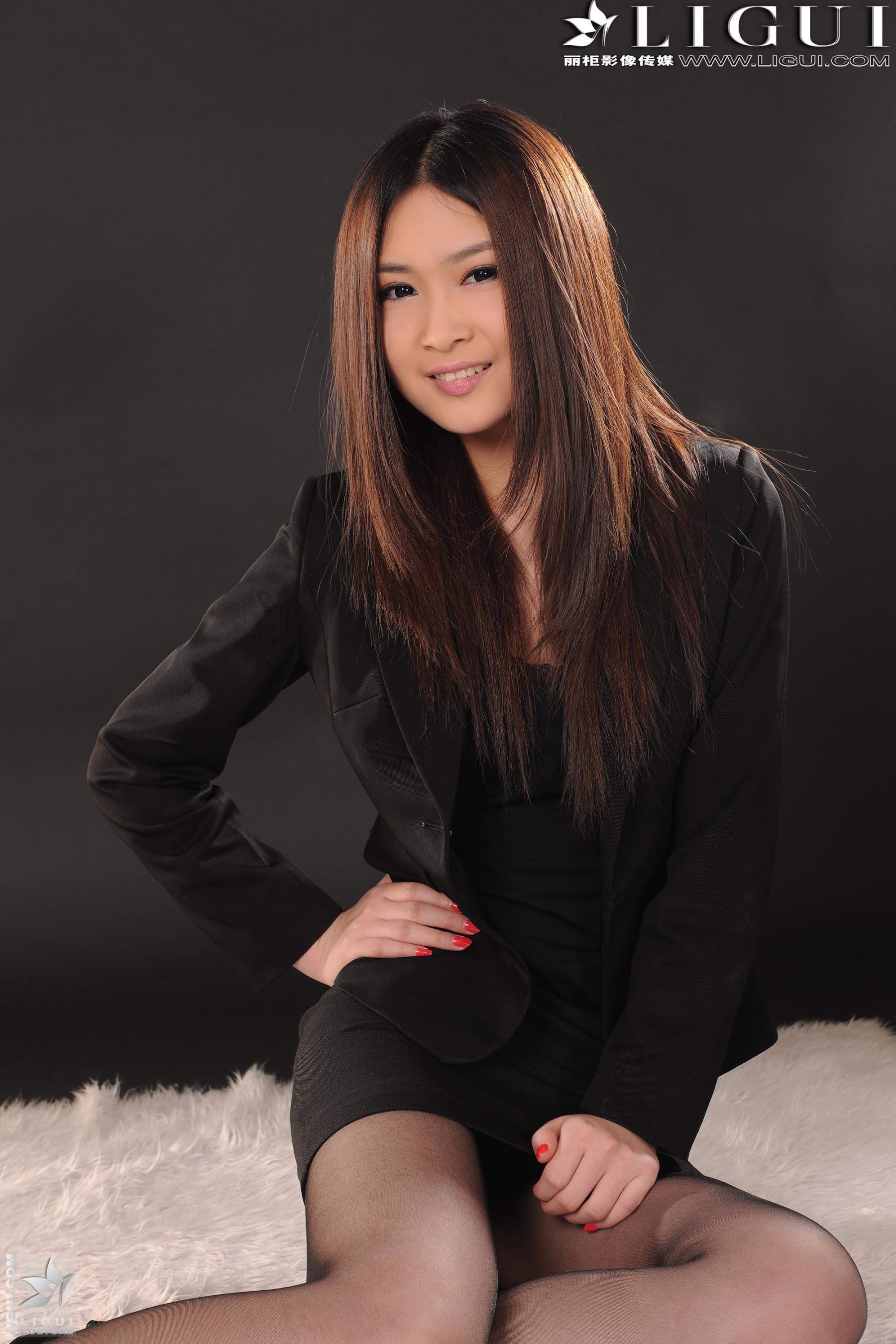 [丽柜LiGui] Model 允儿《黑丝OL职业装》 美腿玉足写真图片