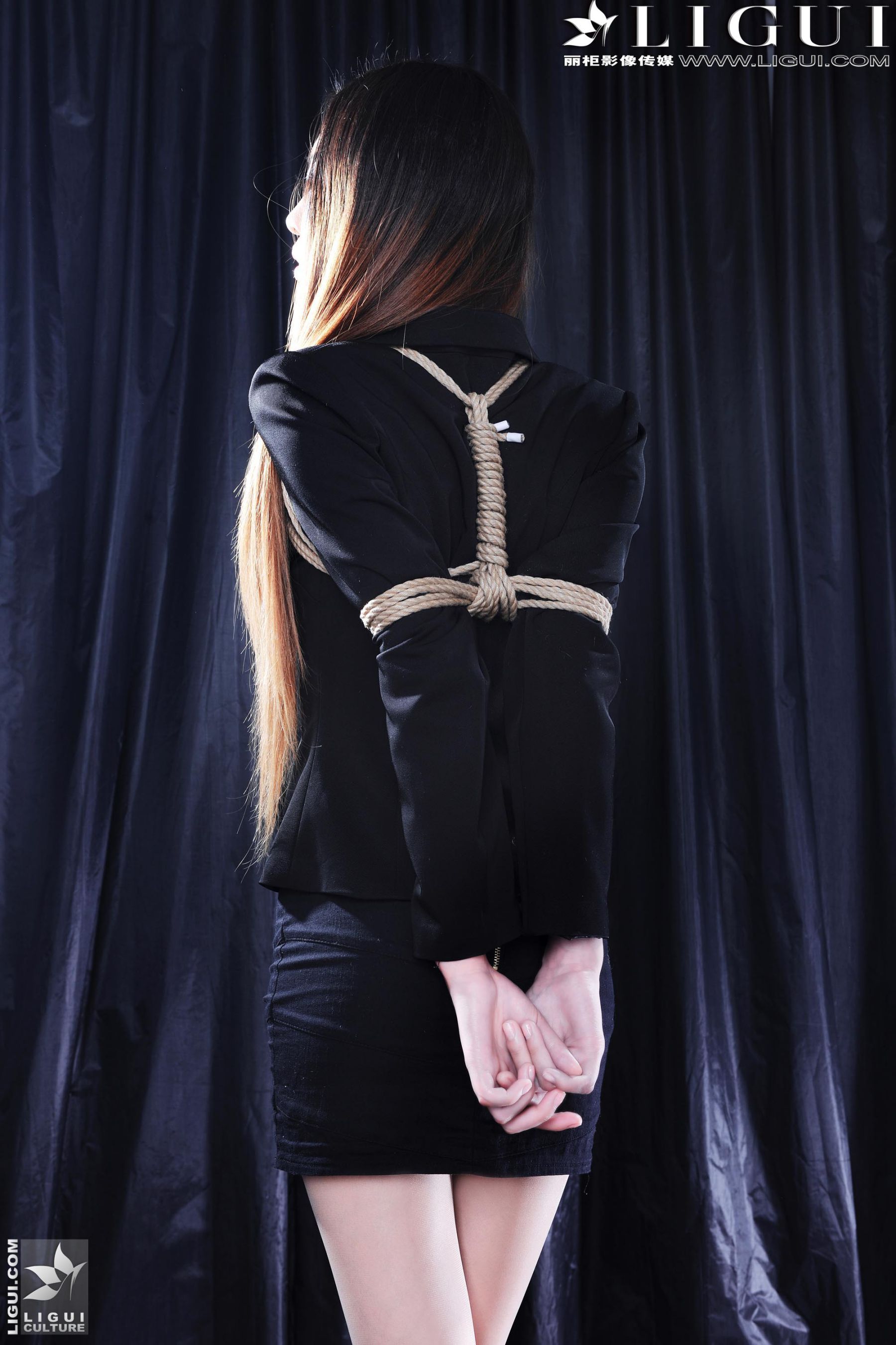 [丽柜美束LiGui] Model 文欣《制服捆绑系列》 美腿玉足写真图片